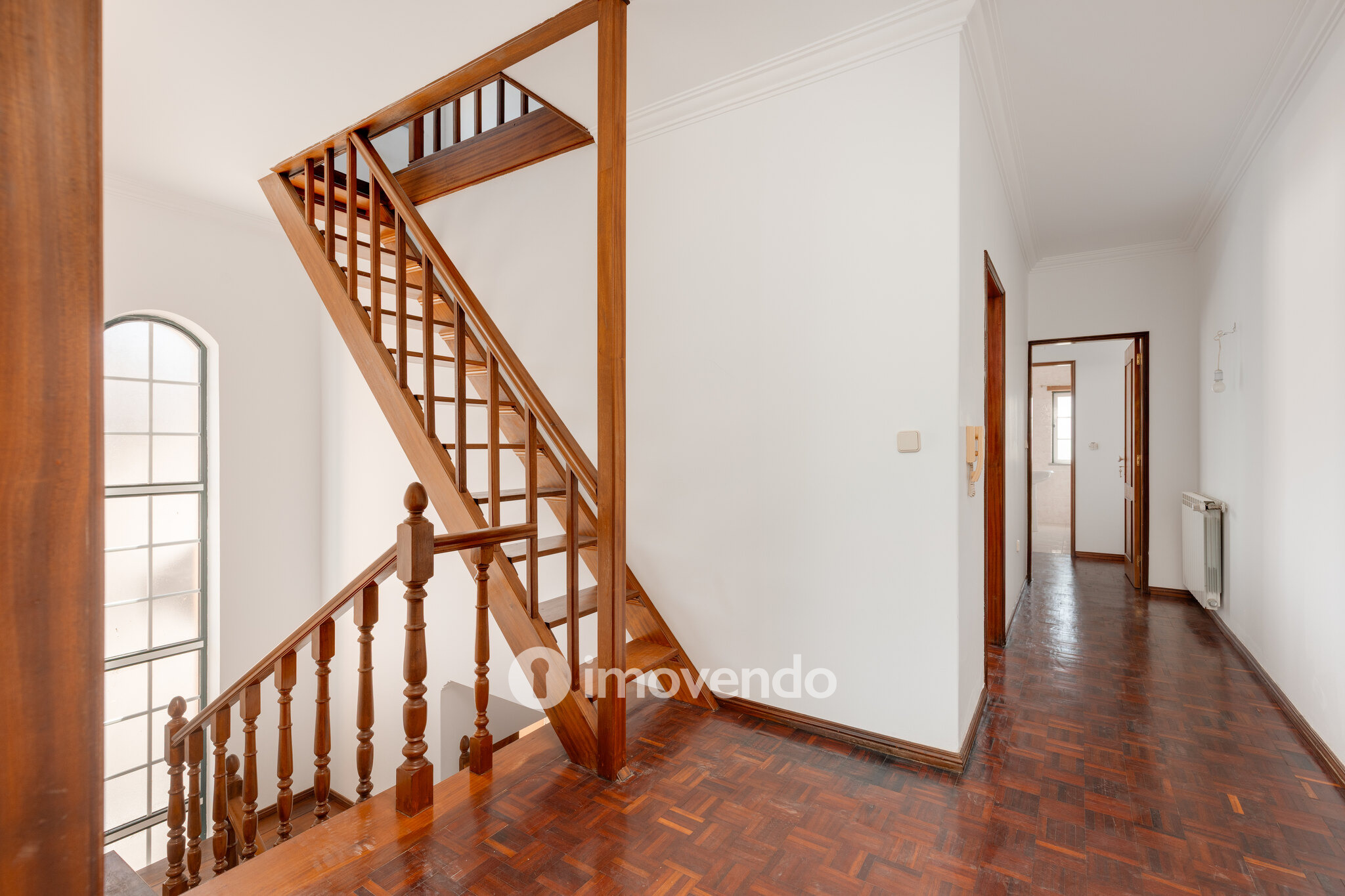 Moradia T3+1 com áreas amplas, garagem e jardim, em Viseu