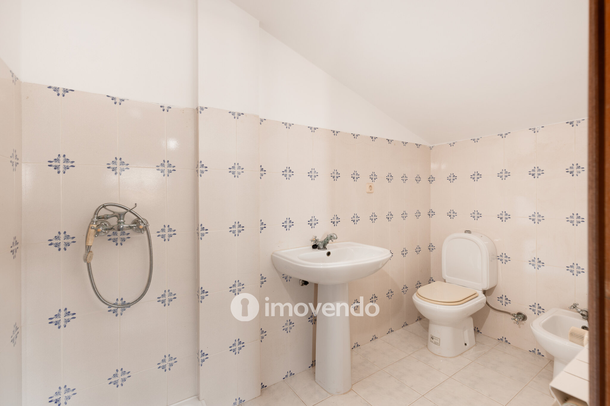 Moradia T3+1 com áreas amplas, garagem e jardim, em Viseu