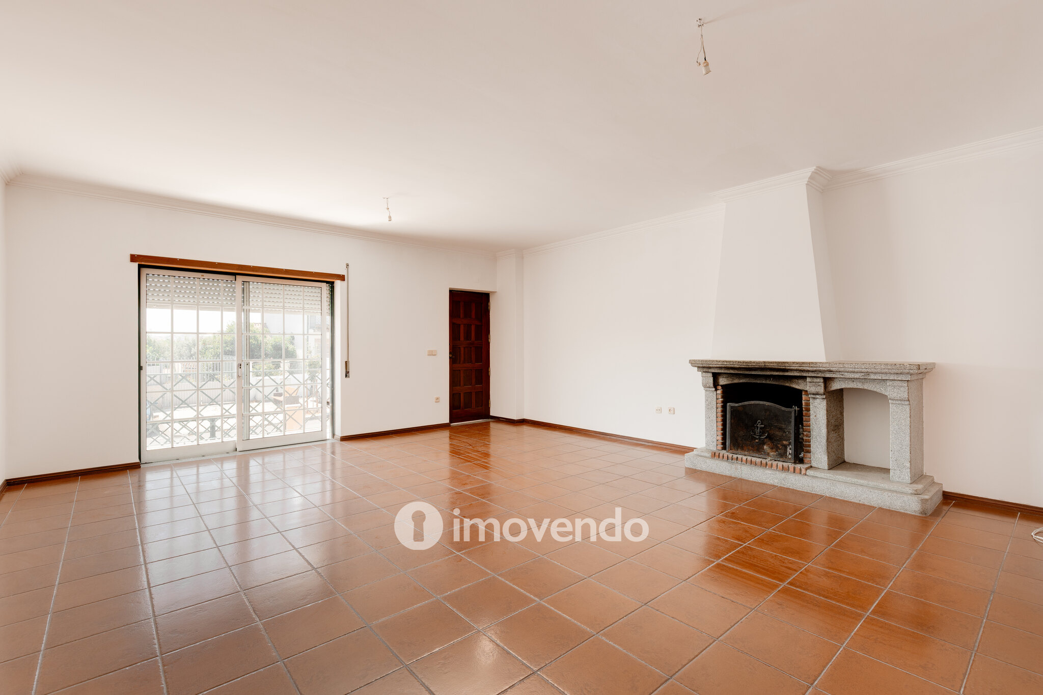 Moradia T3+1 com áreas amplas, garagem e jardim, em Viseu