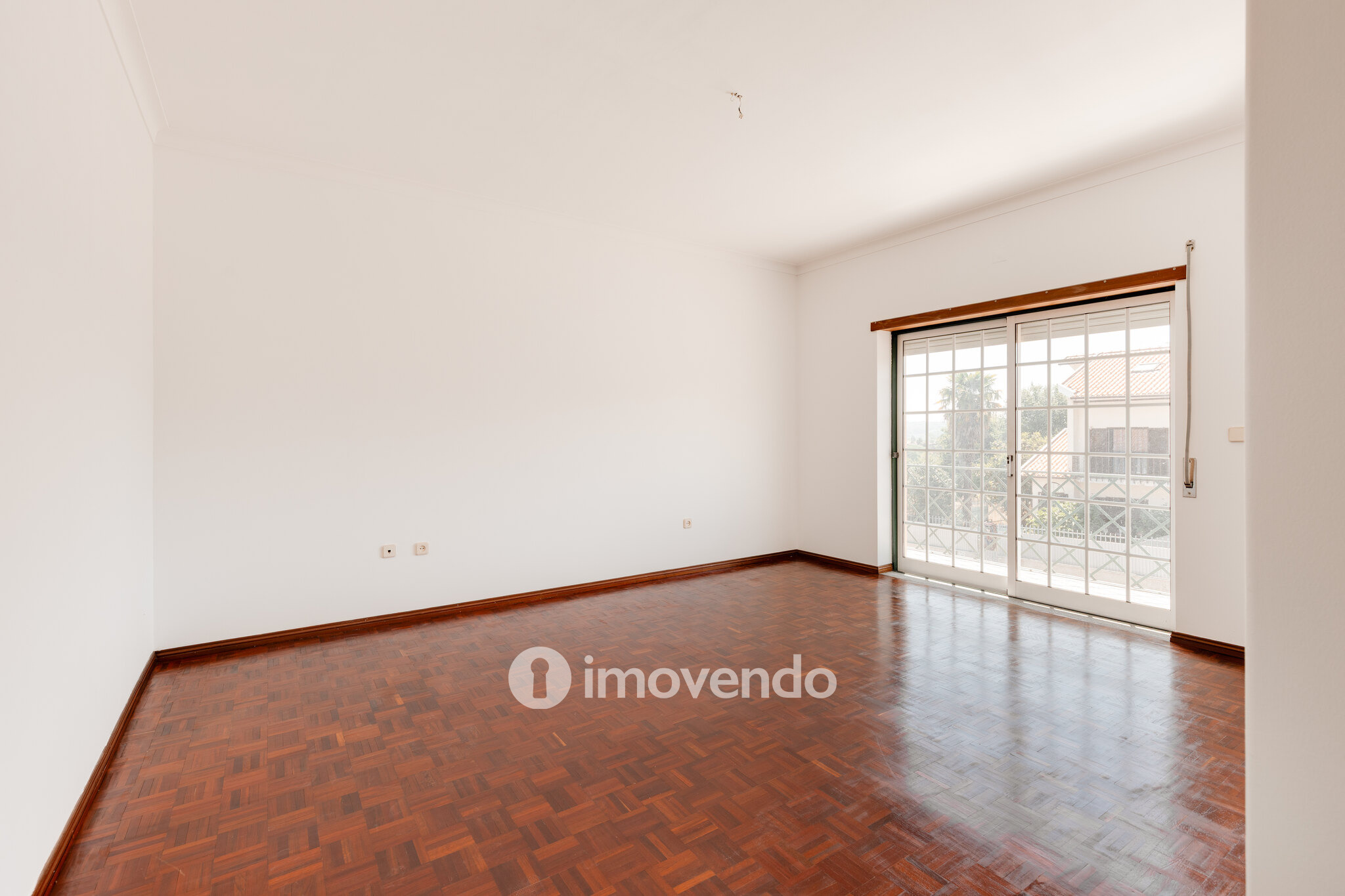 Moradia T3+1 com áreas amplas, garagem e jardim, em Viseu