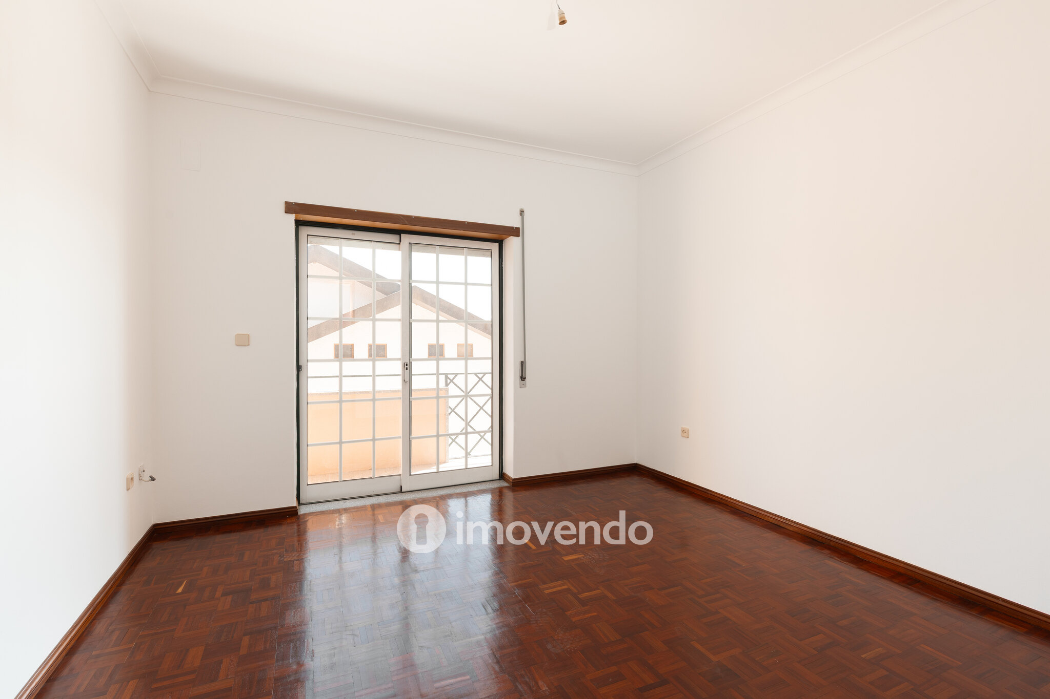 Moradia T3+1 com áreas amplas, garagem e jardim, em Viseu
