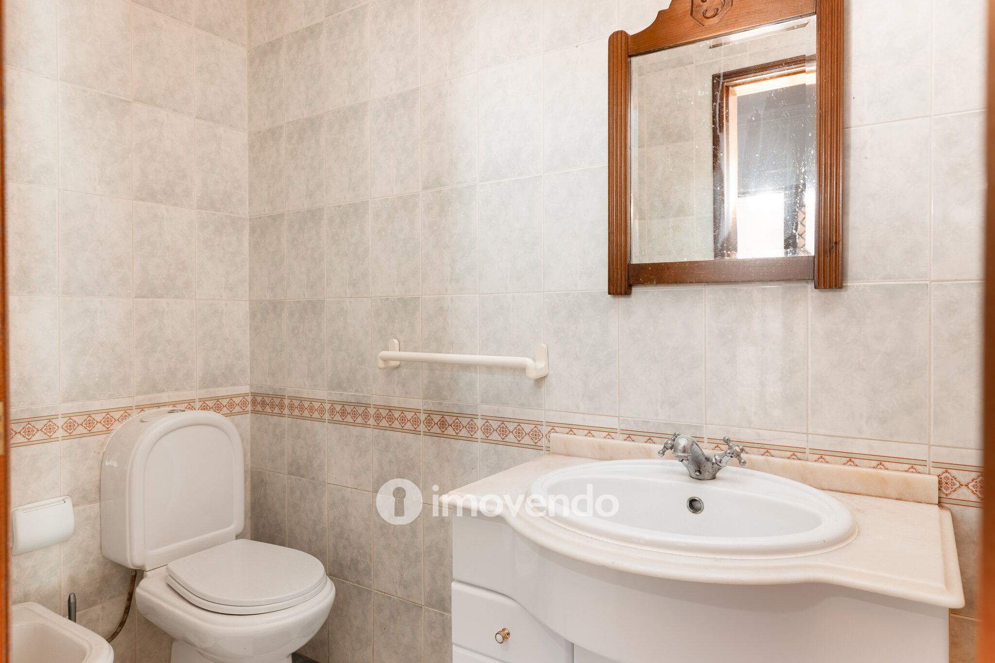Moradia T3+1 com áreas amplas, garagem e jardim, em Viseu