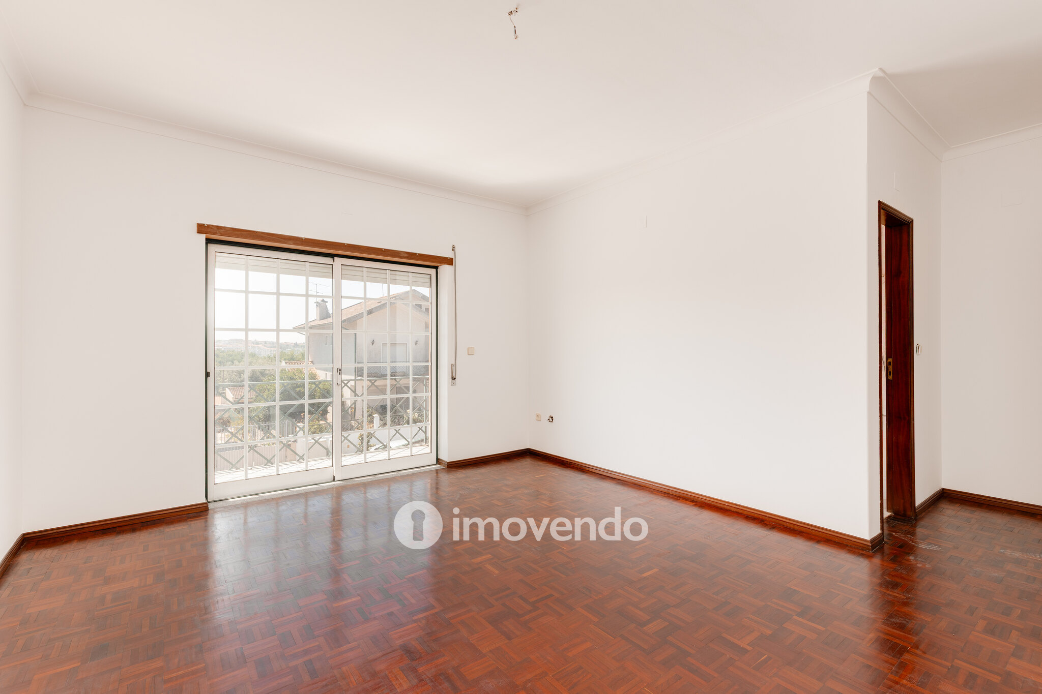 Moradia T3+1 com áreas amplas, garagem e jardim, em Viseu