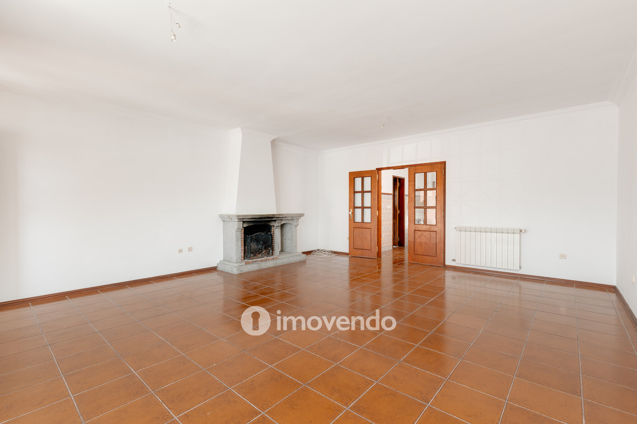 Moradia T3+1 com áreas amplas, garagem e jardim, em Viseu