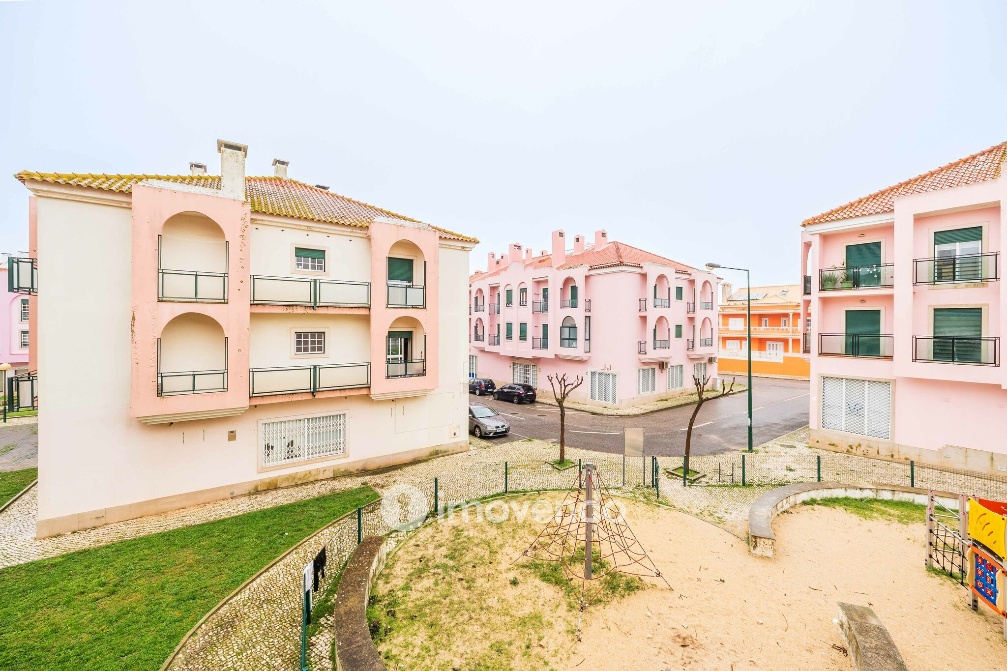 Apartamento T2 pronto a habitar, com arrecadação, no Montijo