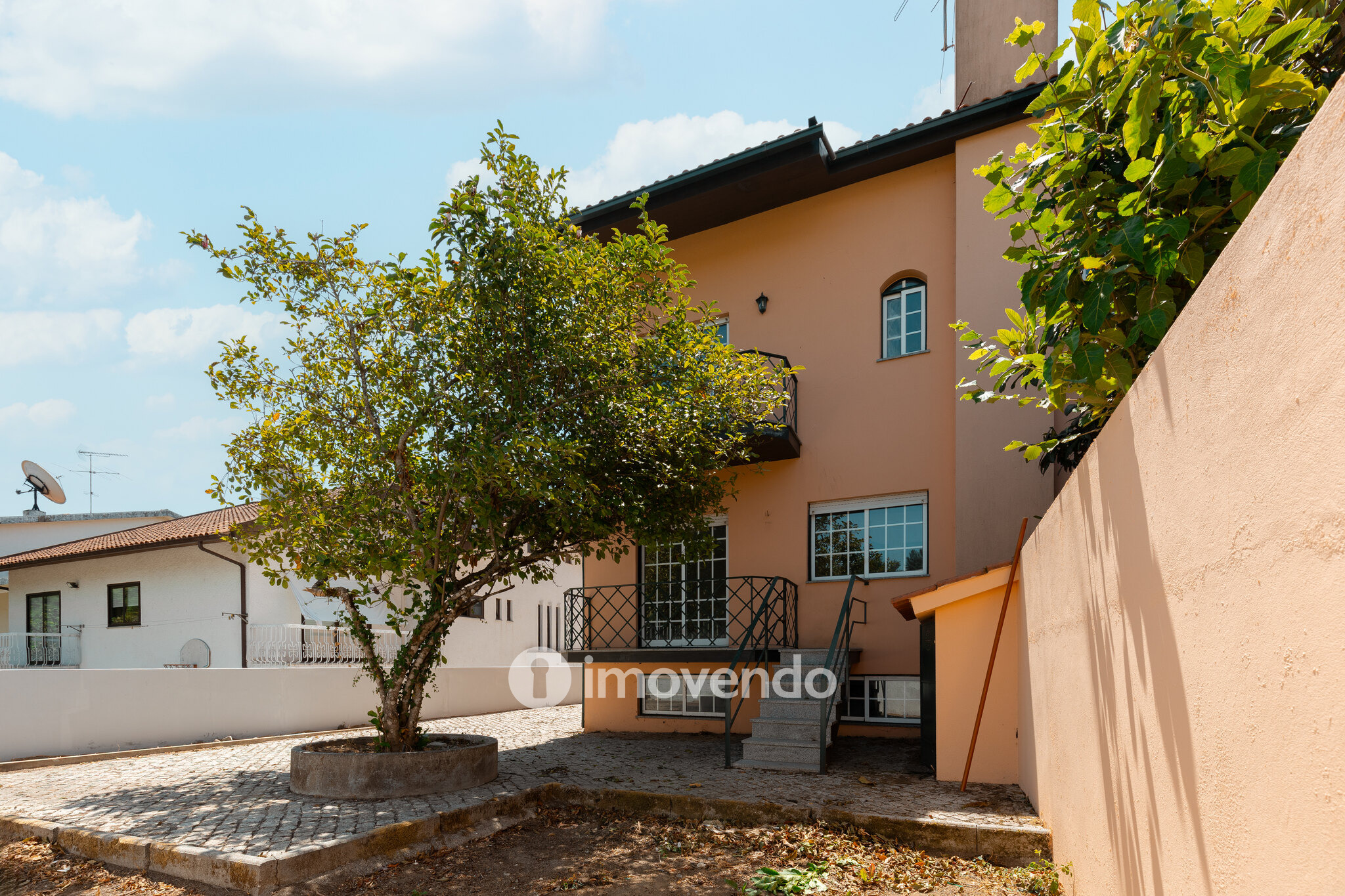 Moradia T3+1 com áreas amplas, garagem e jardim, em Viseu