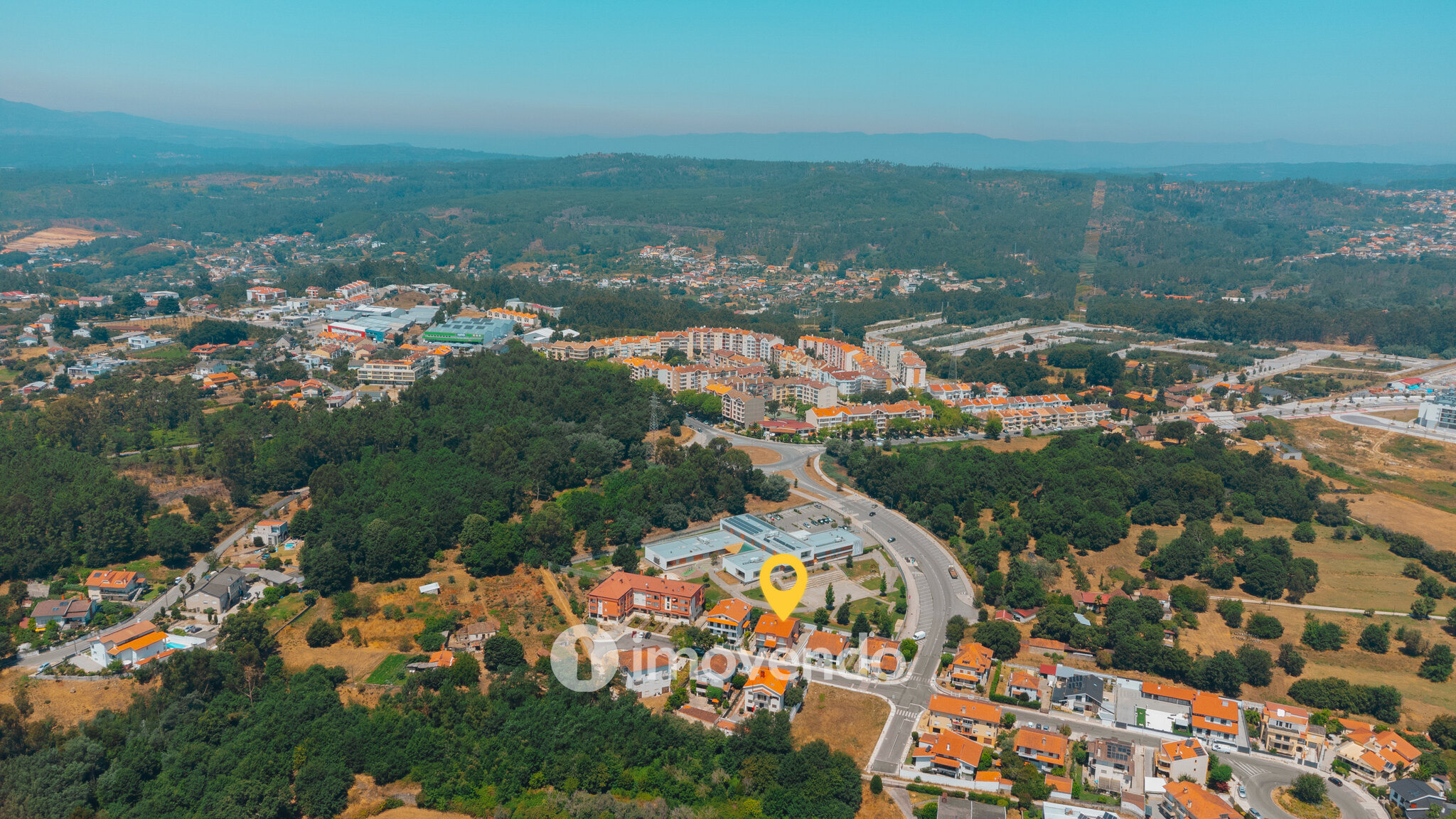 Moradia T3+1 com áreas amplas, garagem e jardim, em Viseu