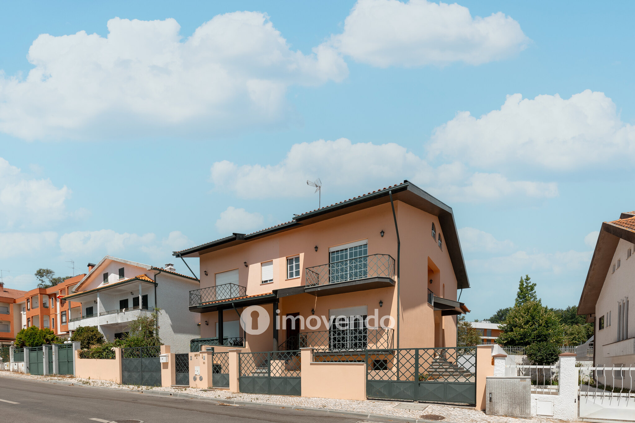 Moradia T3+1 com áreas amplas, garagem e jardim, em Viseu