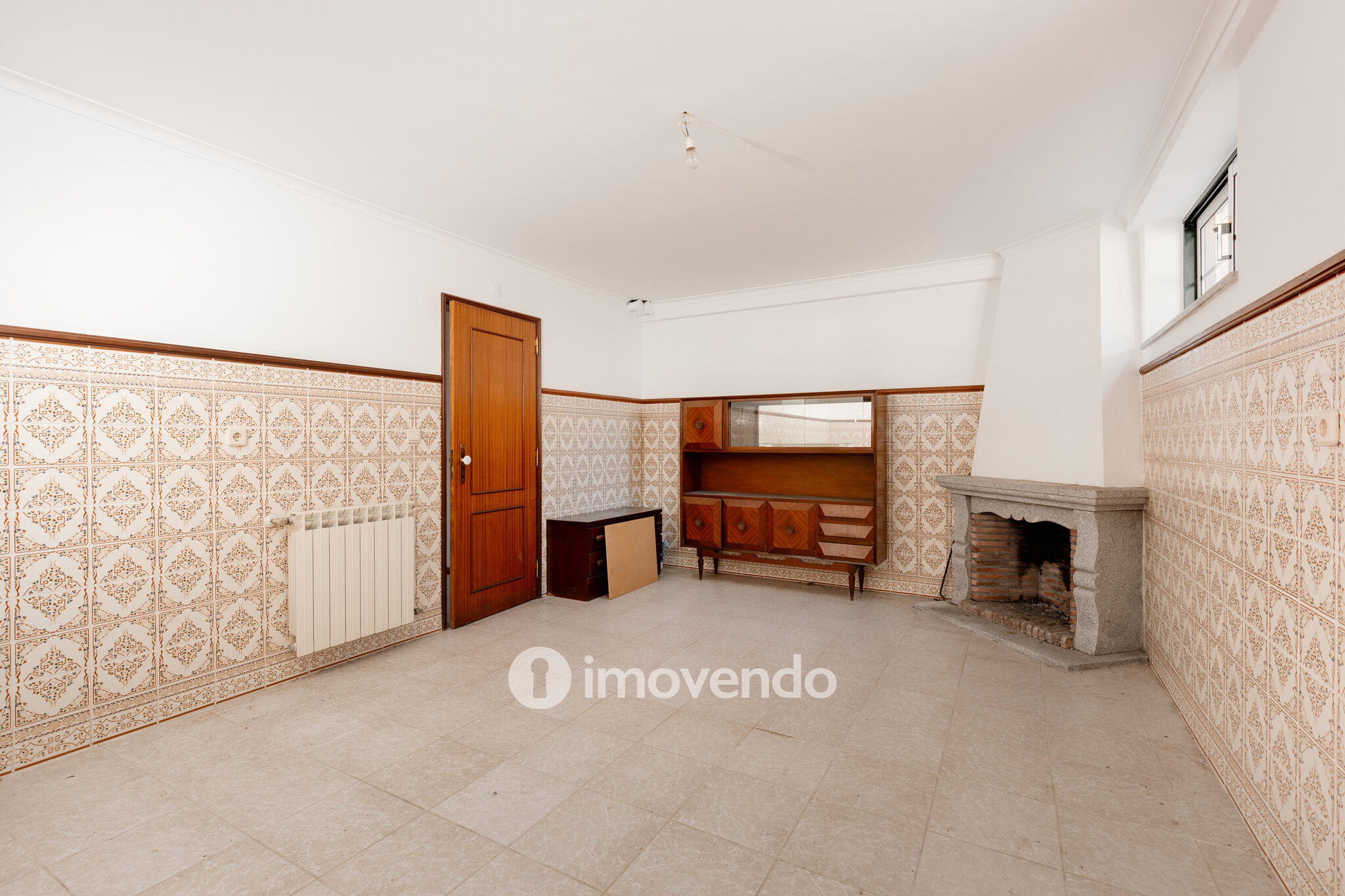 Moradia T3+1 com áreas amplas, garagem e jardim, em Viseu