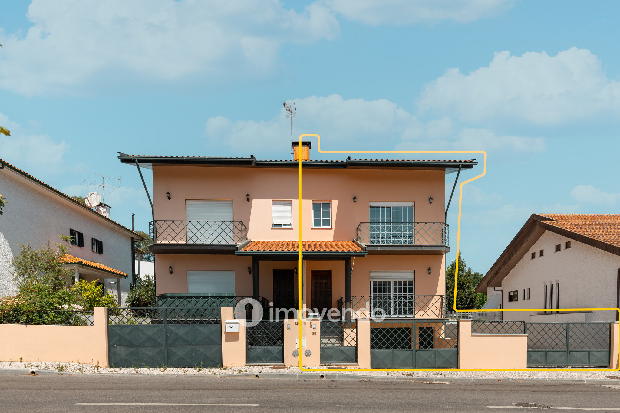 Moradia T3+1 com áreas amplas, garagem e jardim, em Viseu