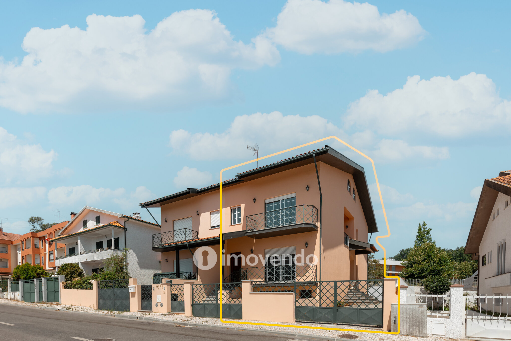 Moradia T3+1 com áreas amplas, garagem e jardim, em Viseu