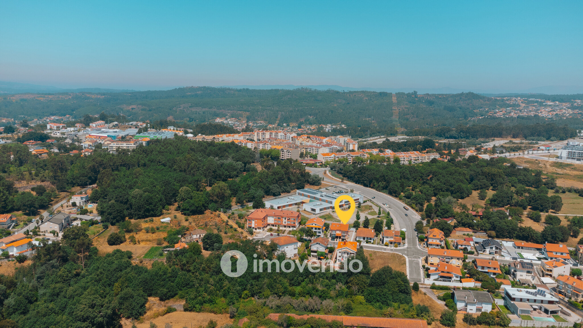 Moradia T3+1 com áreas amplas, garagem e jardim, em Viseu