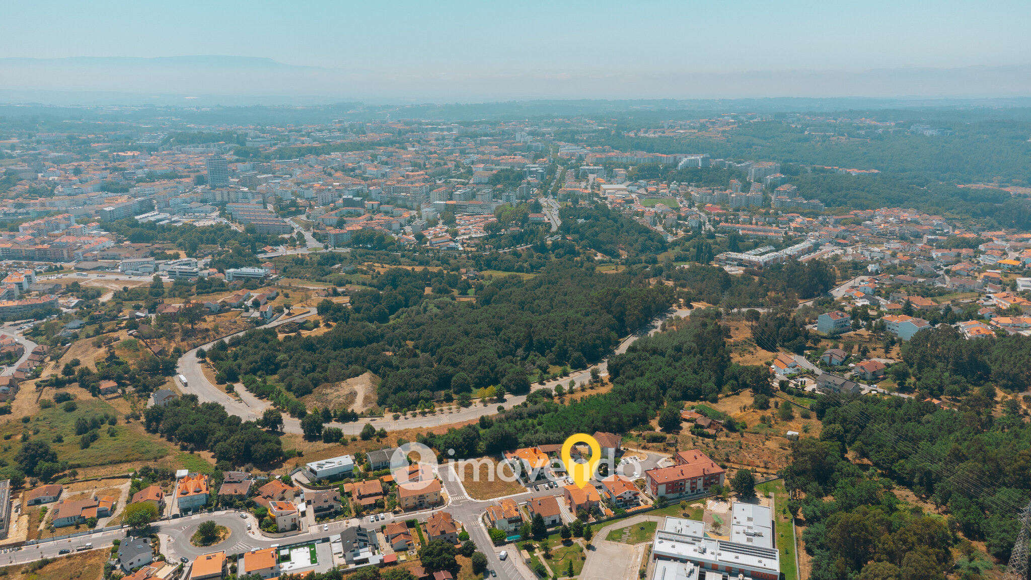Moradia T3+1 com áreas amplas, garagem e jardim, em Viseu