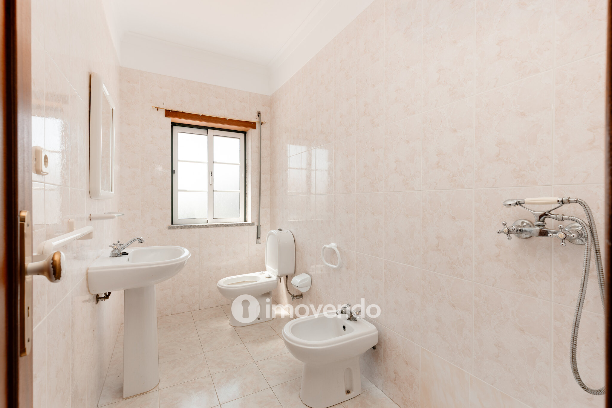 Moradia T3+1 com áreas amplas, garagem e jardim, em Viseu