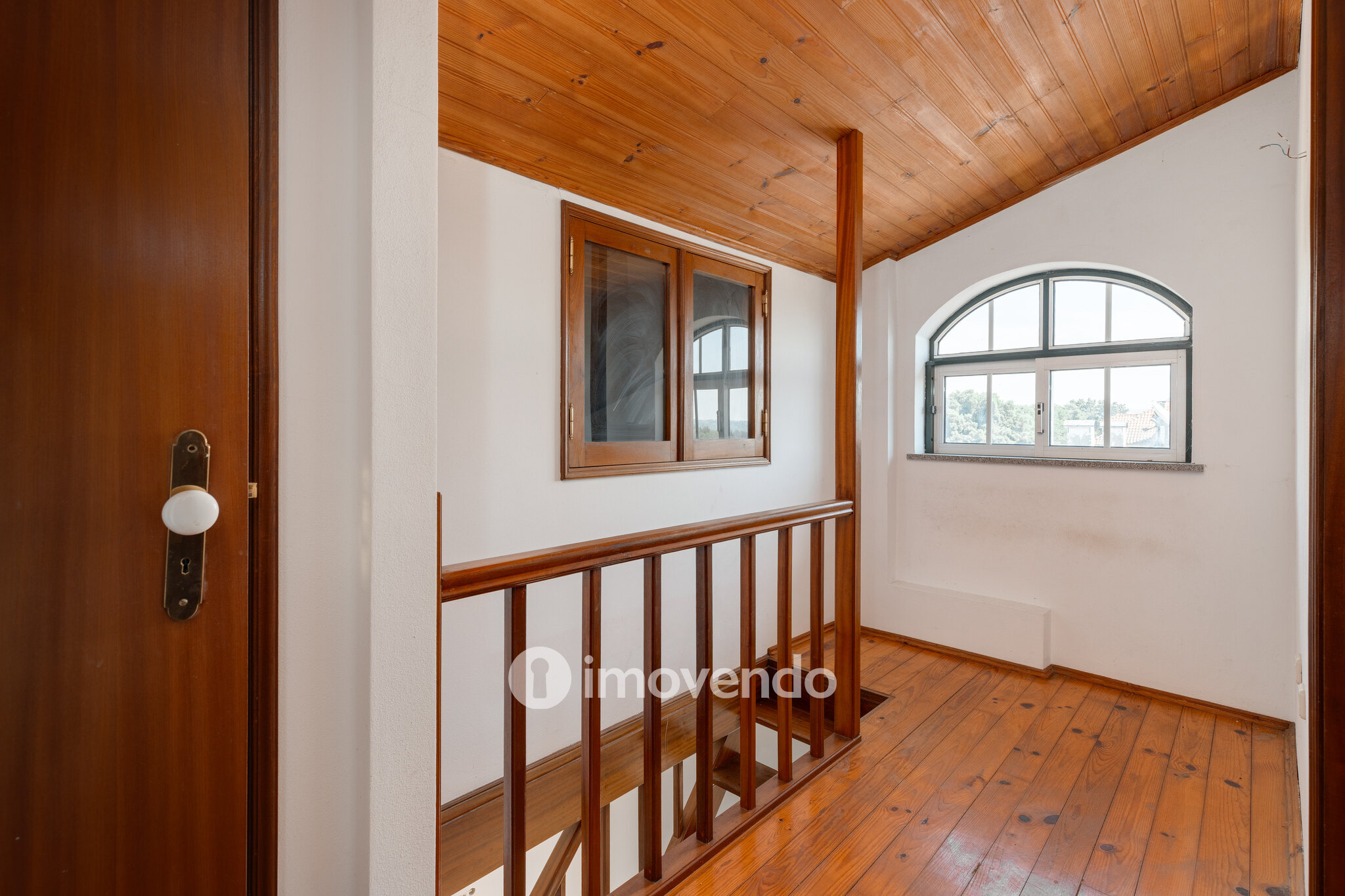 Moradia T3+1 com áreas amplas, garagem e jardim, em Viseu