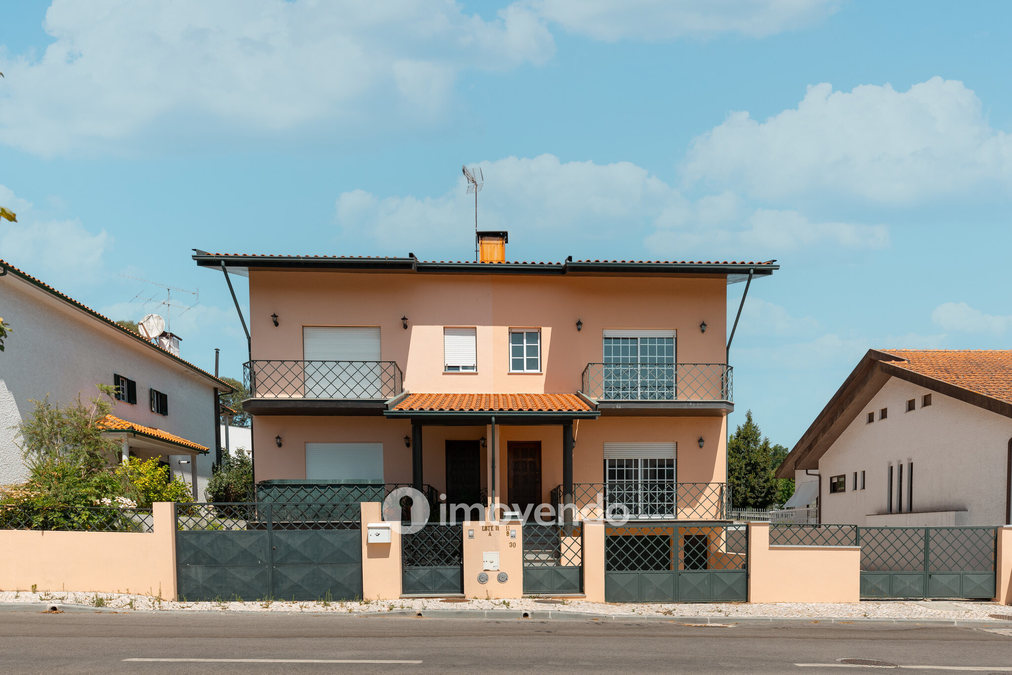 Moradia T3+1 com áreas amplas, garagem e jardim, em Viseu