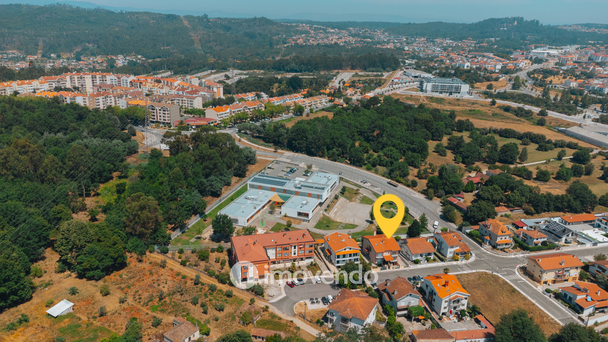 Moradia T3+1 com áreas amplas, garagem e jardim, em Viseu