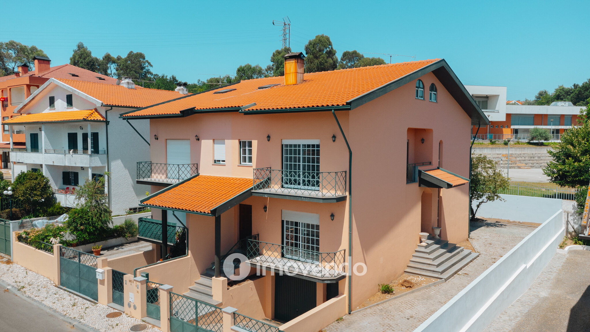 Moradia T3+1 com áreas amplas, garagem e jardim, em Viseu