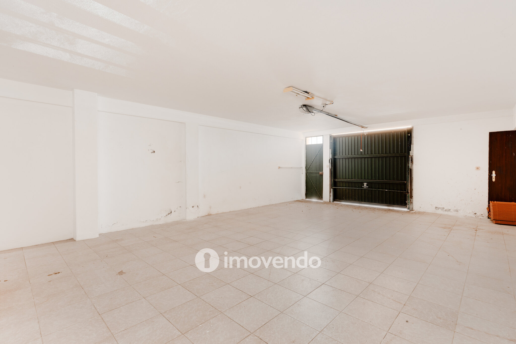 Moradia T3+1 com áreas amplas, garagem e jardim, em Viseu