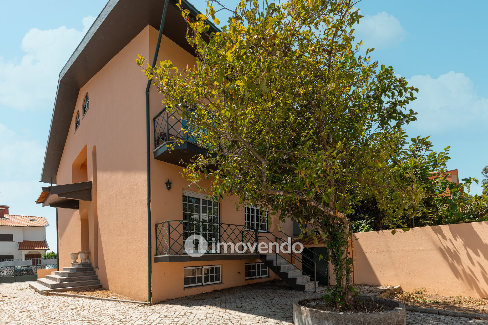 Moradia T3+1 com áreas amplas, garagem e jardim, em Viseu