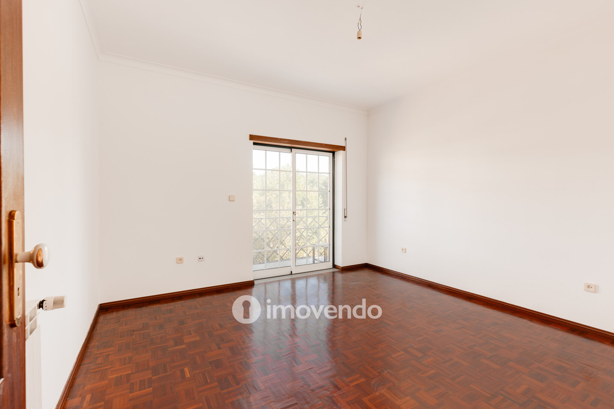 Moradia T3+1 com áreas amplas, garagem e jardim, em Viseu