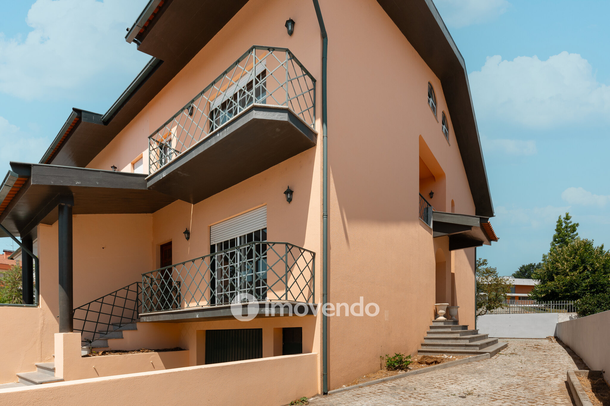 Moradia T3+1 com áreas amplas, garagem e jardim, em Viseu