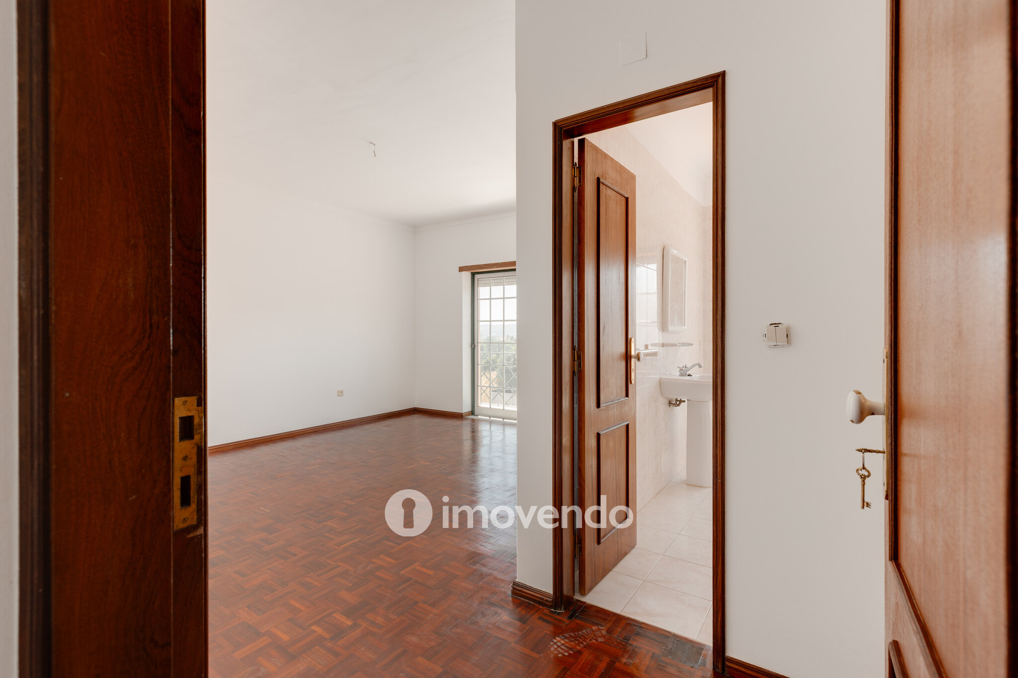 Moradia T3+1 com áreas amplas, garagem e jardim, em Viseu