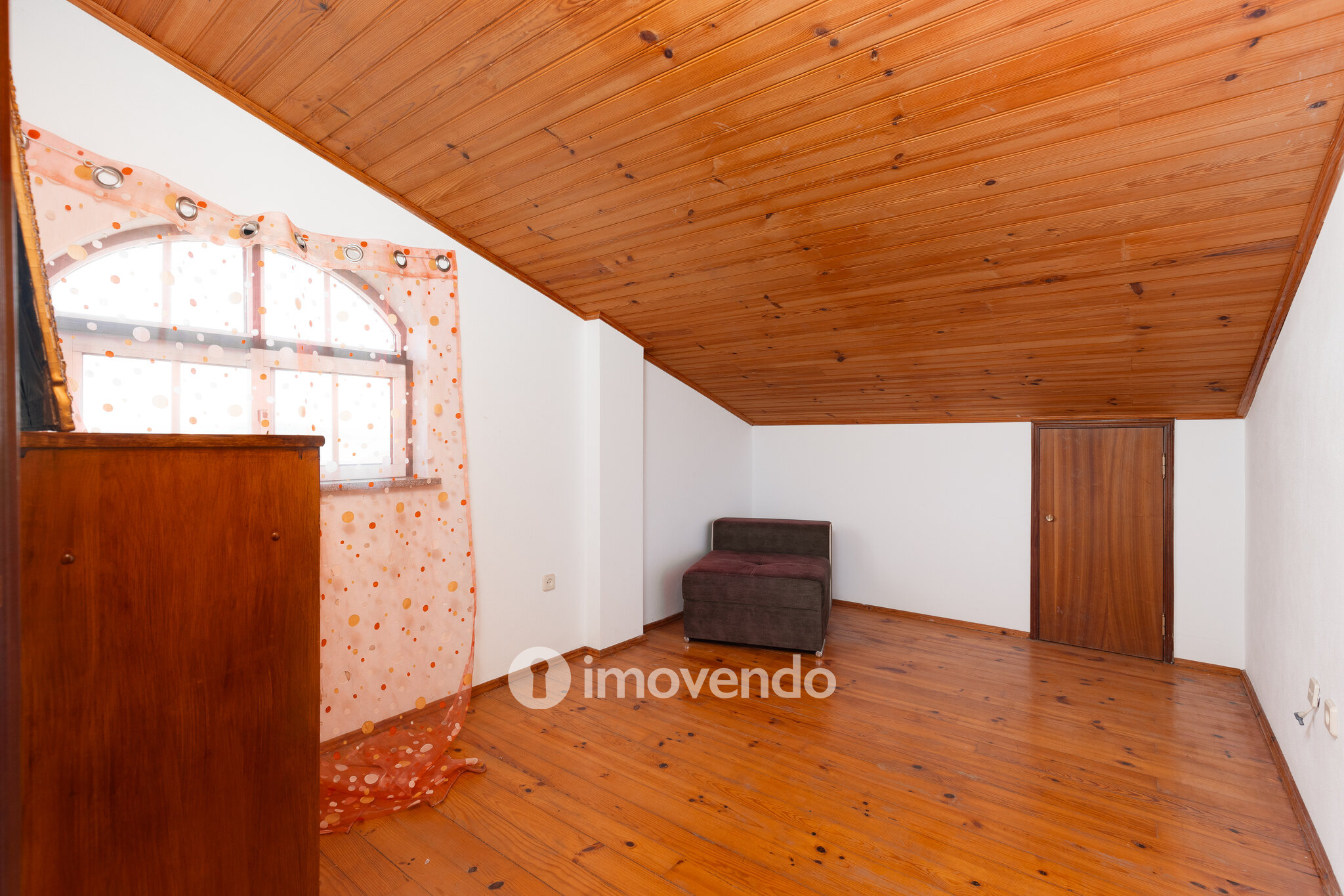 Moradia T3+1 com áreas amplas, garagem e jardim, em Viseu