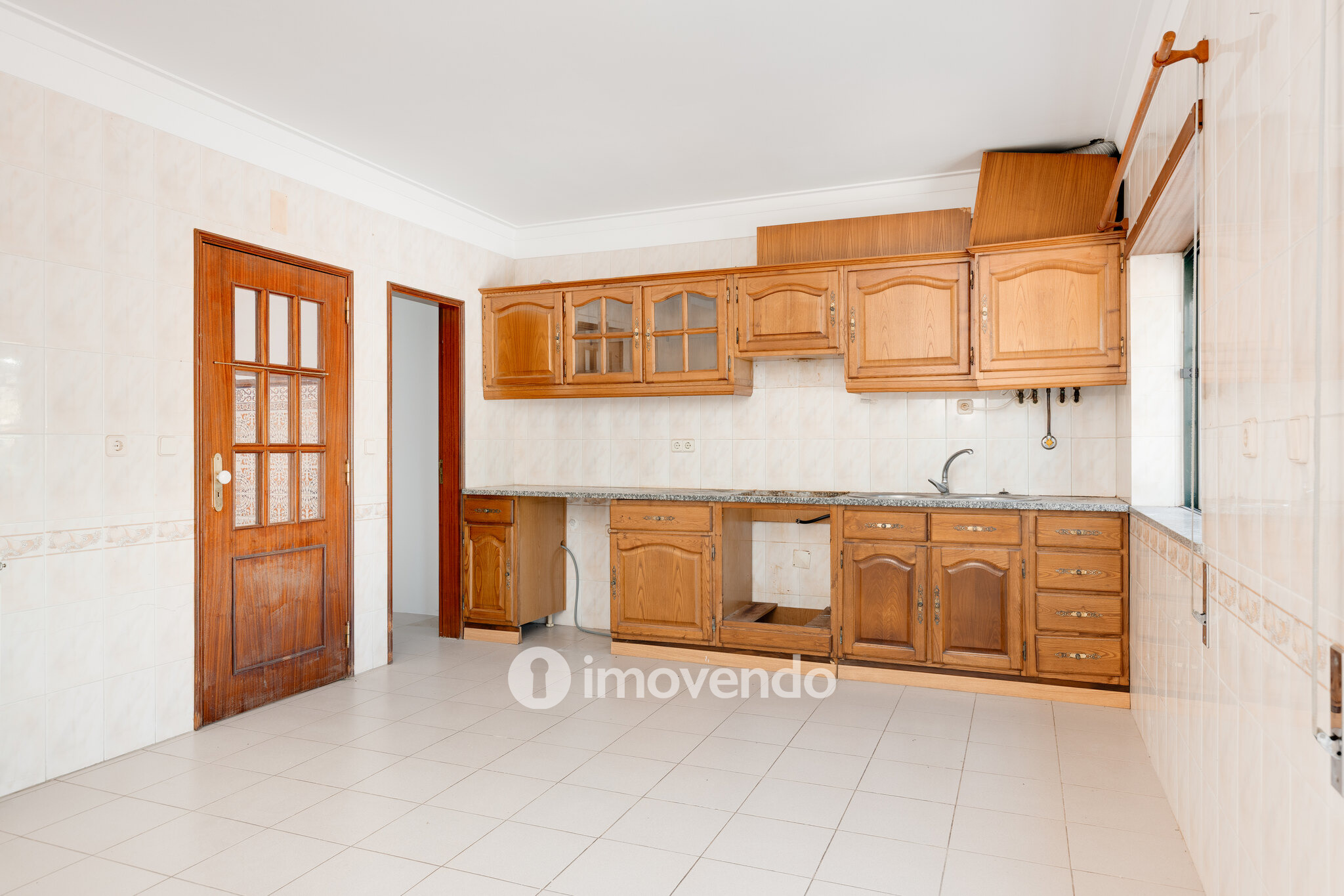 Moradia T3+1 com áreas amplas, garagem e jardim, em Viseu