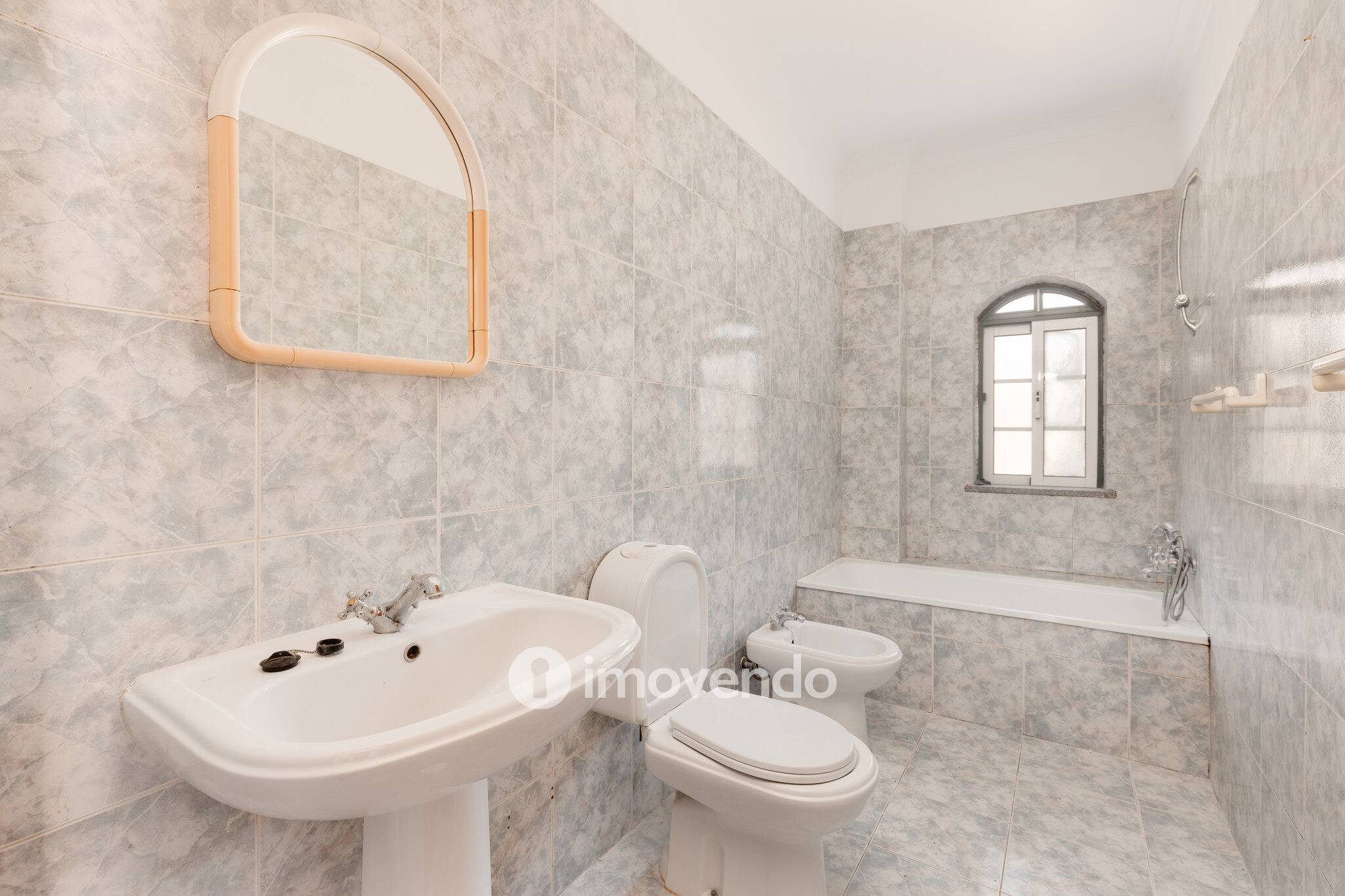 Moradia T3+1 com áreas amplas, garagem e jardim, em Viseu