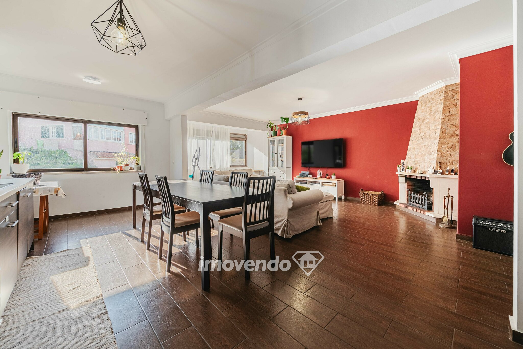 Apartamento T2 remodelado, com cozinha equipada, em Belas