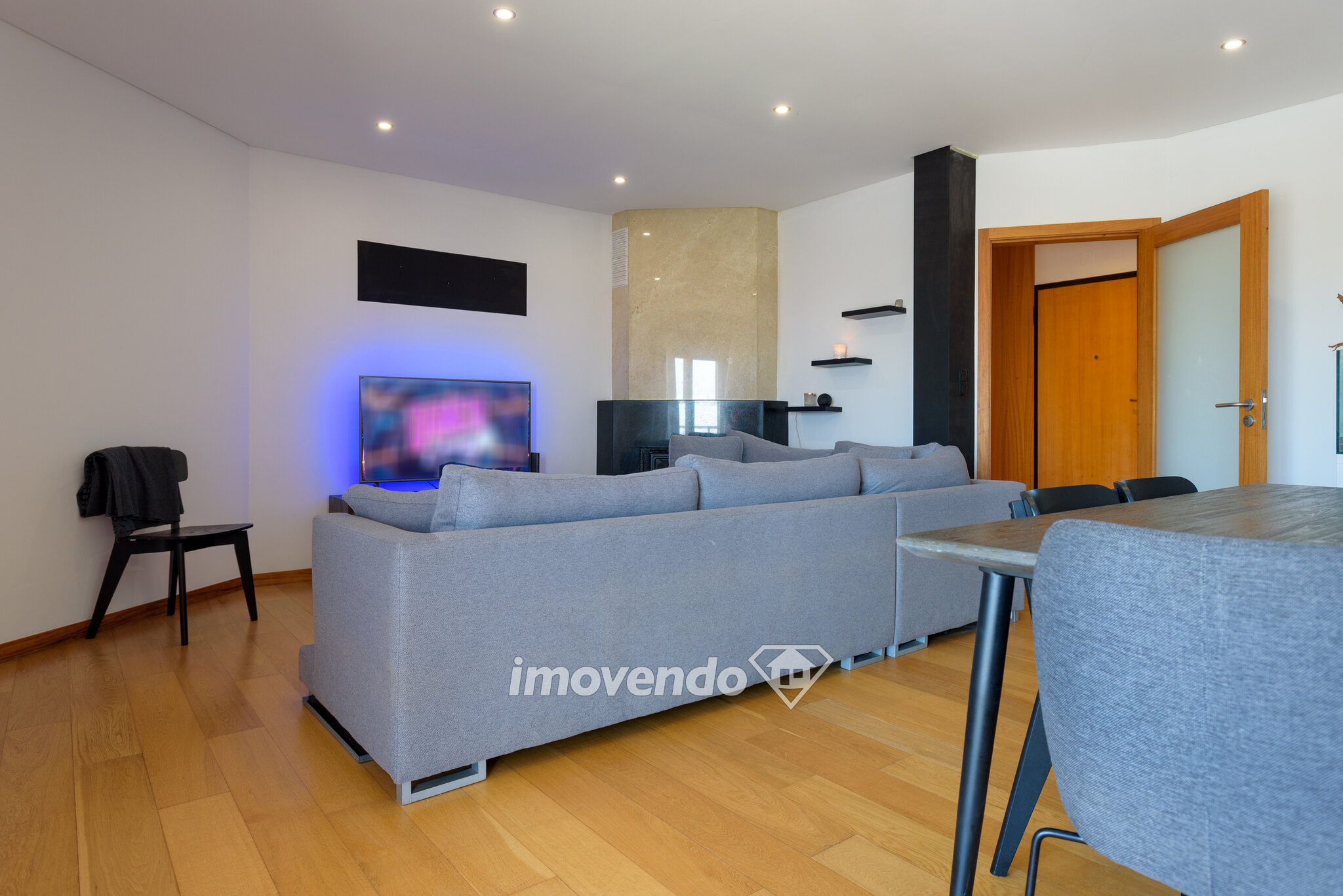Apartamento T2 moderno, com estacionamento e áreas amplas, em Valongo