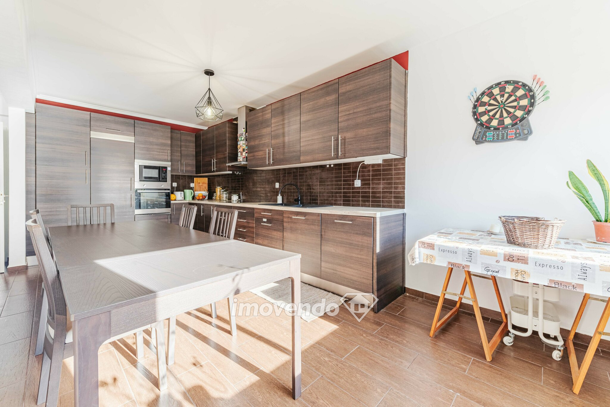 Apartamento T2 remodelado, com cozinha equipada, em Belas