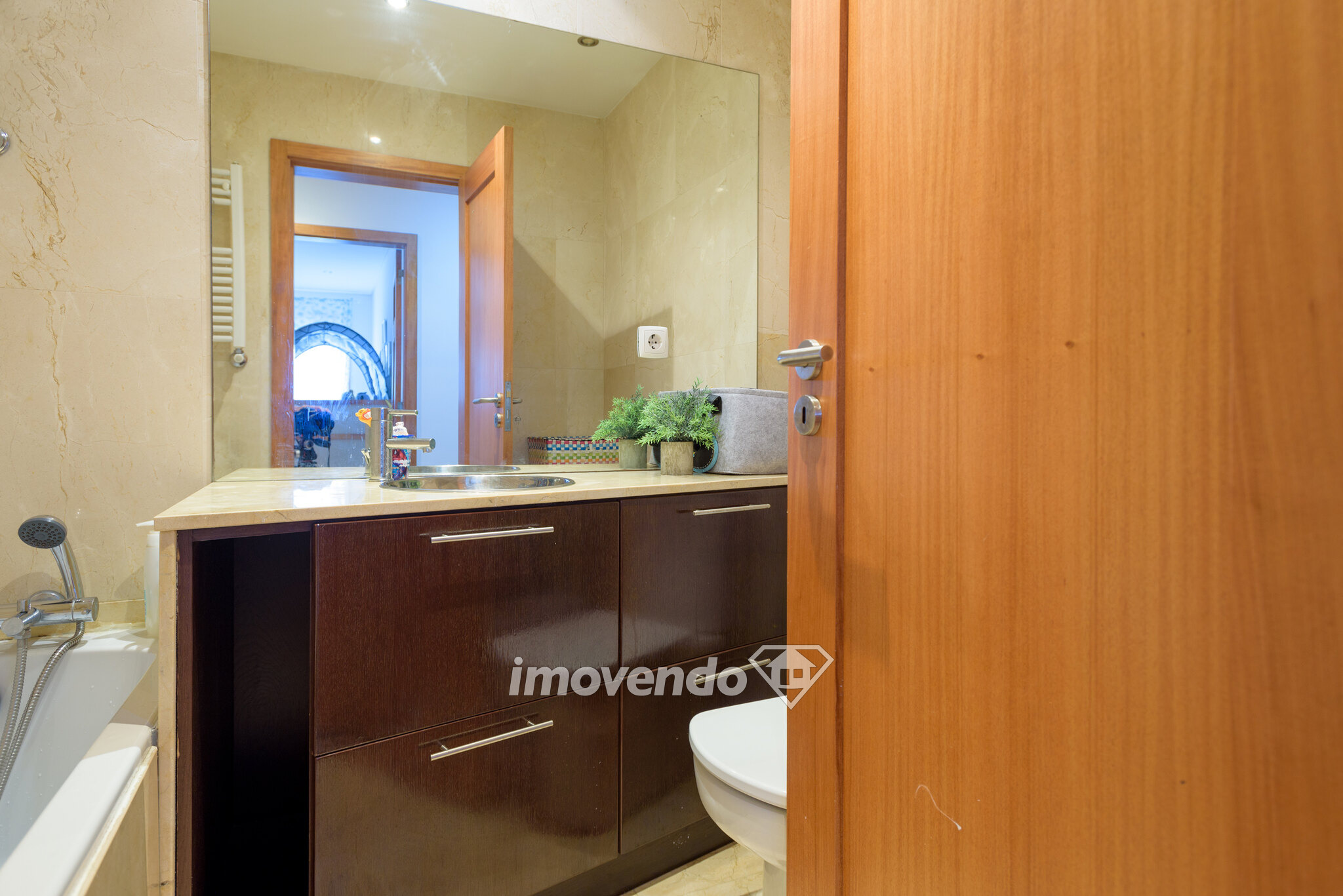 Apartamento T2 moderno, com estacionamento e áreas amplas, em Valongo