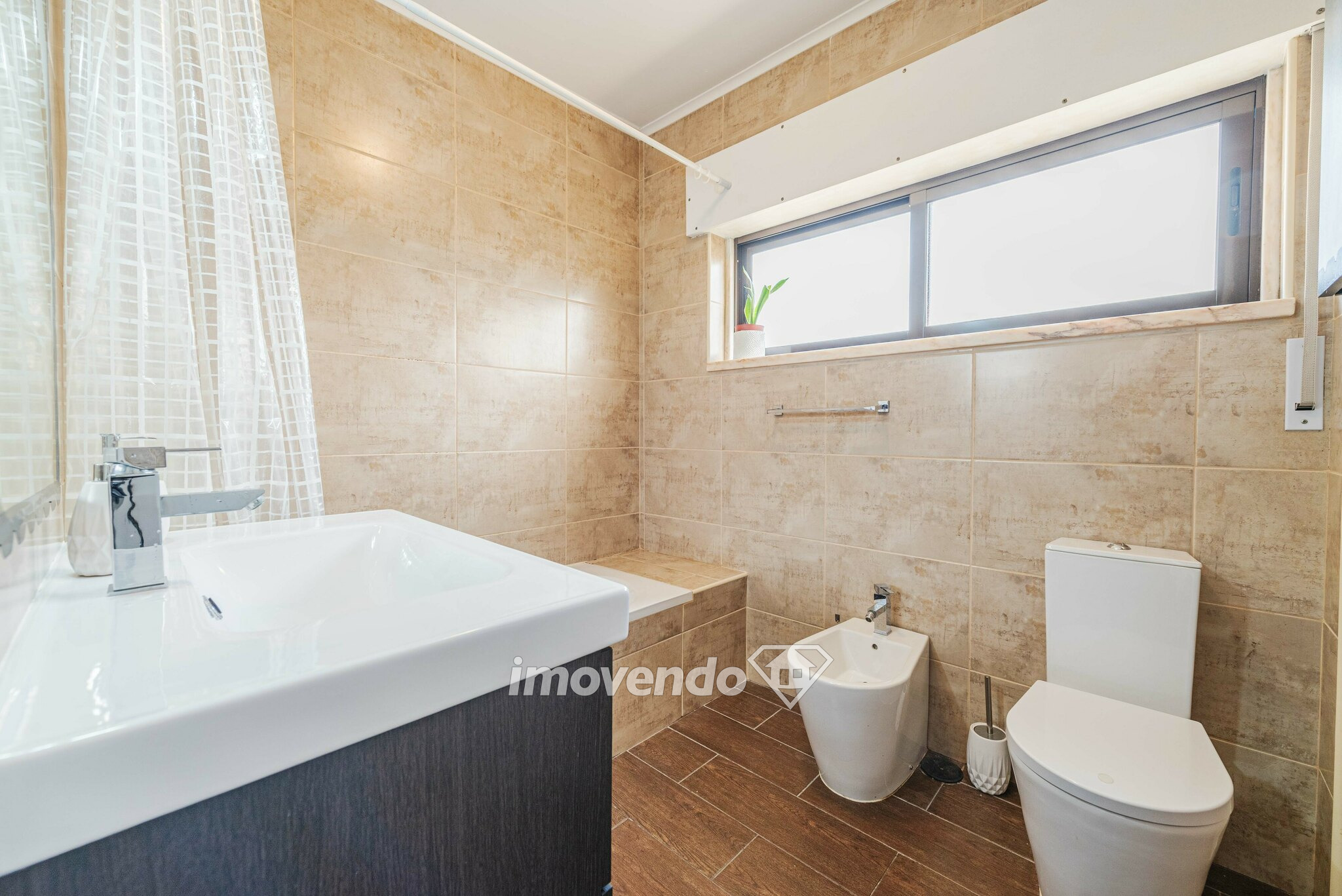 Apartamento T2 remodelado, com cozinha equipada, em Belas