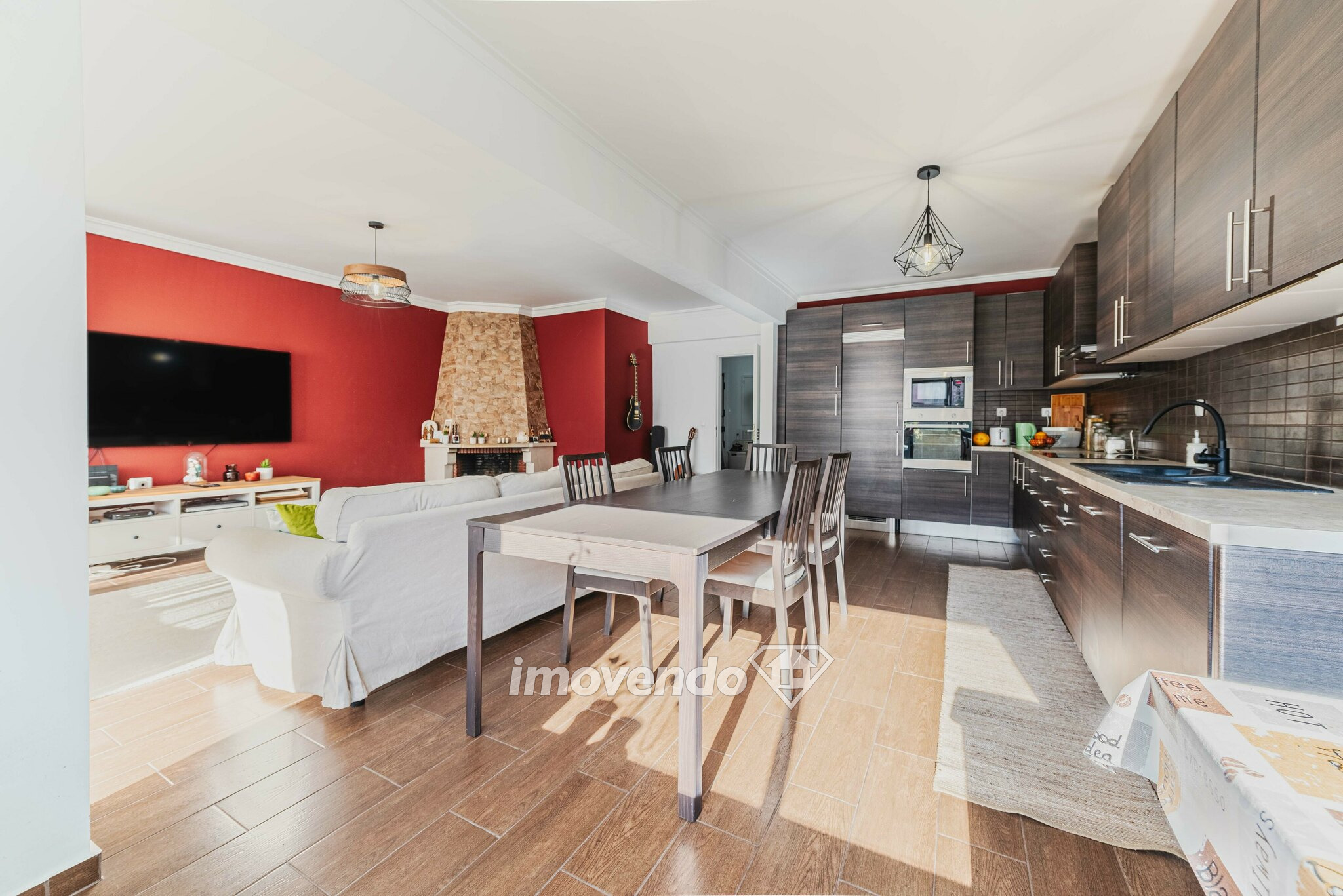 Apartamento T2 remodelado, com cozinha equipada, em Belas