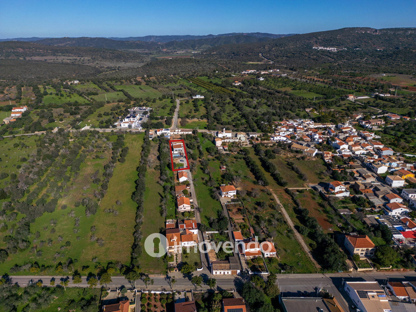 Moradia T3 moderna, com cozinha equipada e piscina, em Benafim