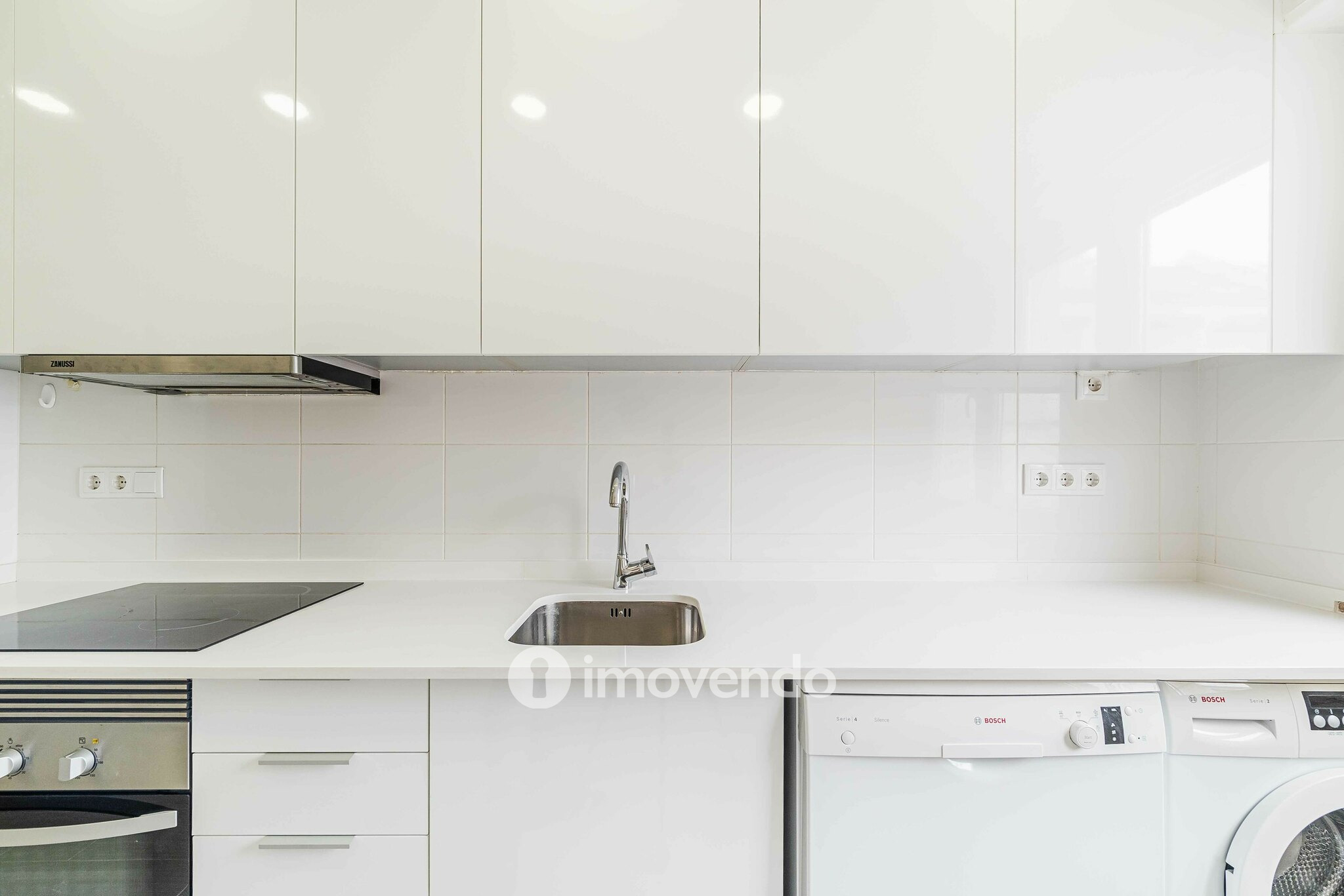 Apartamento T2 remodelado, com cozinha equipada, em Benfica