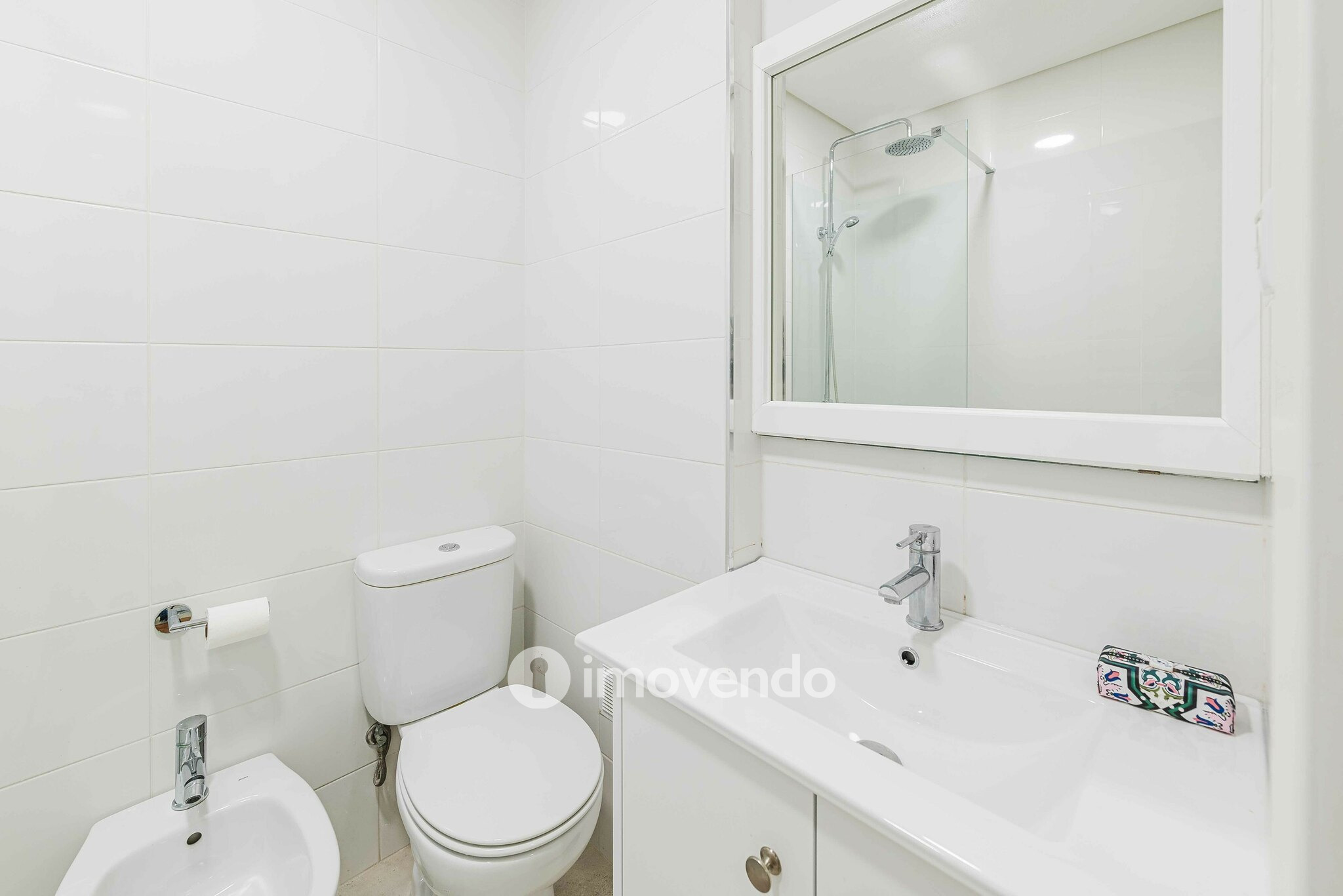 Apartamento T2 remodelado, com cozinha equipada, em Benfica