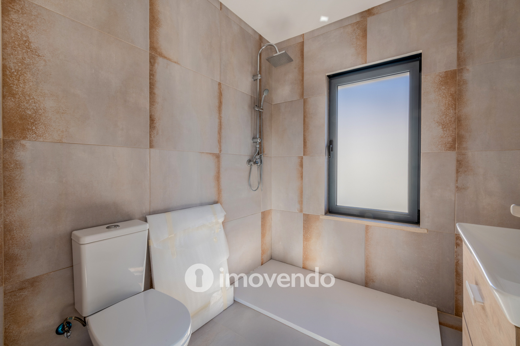 Moradia T3 moderna, com cozinha equipada e piscina, em Benafim