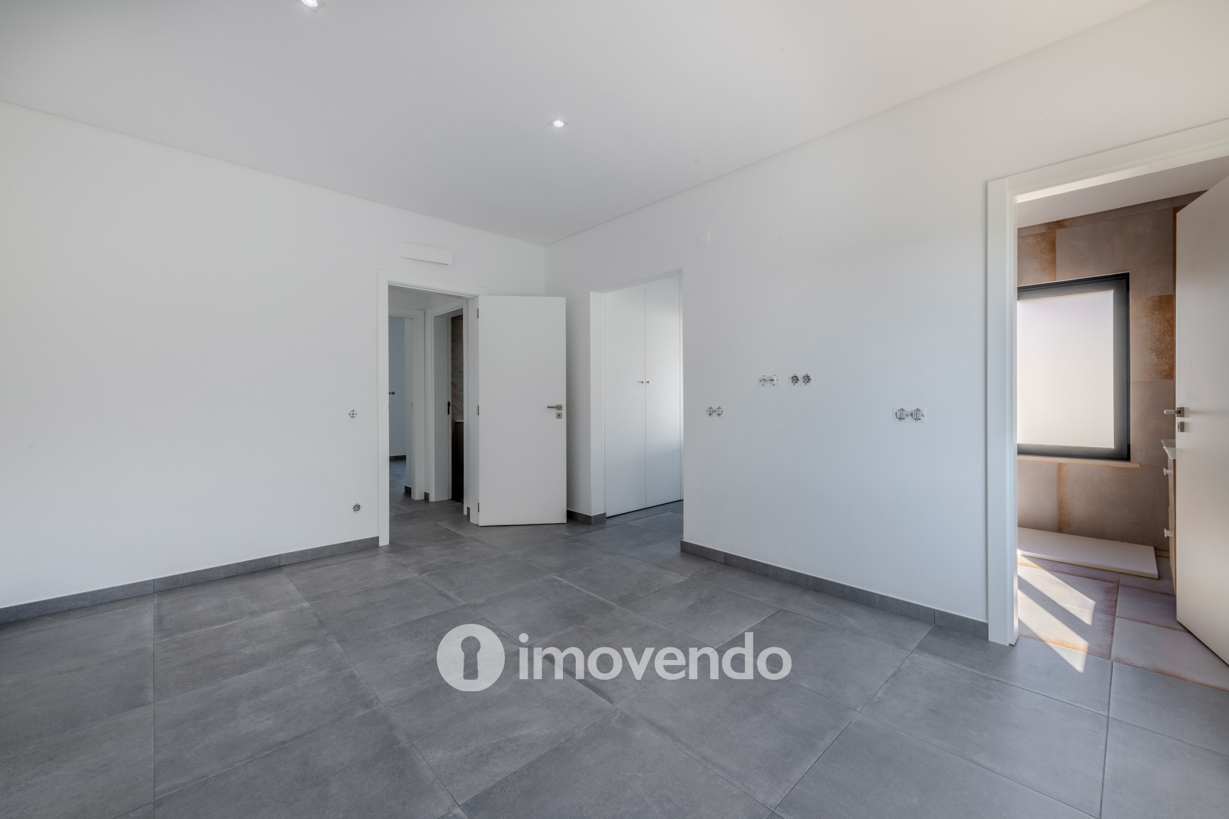 Moradia T3 moderna, com cozinha equipada e piscina, em Benafim