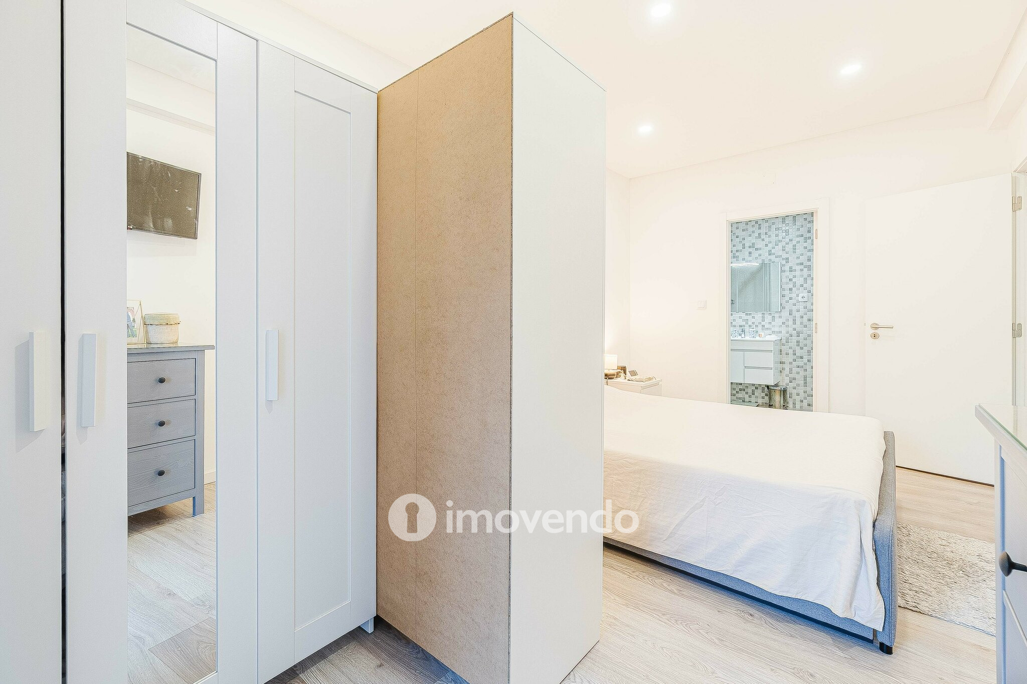 Apartamento T2, com áreas amplas e varanda, na Póvoa de Santa Iria