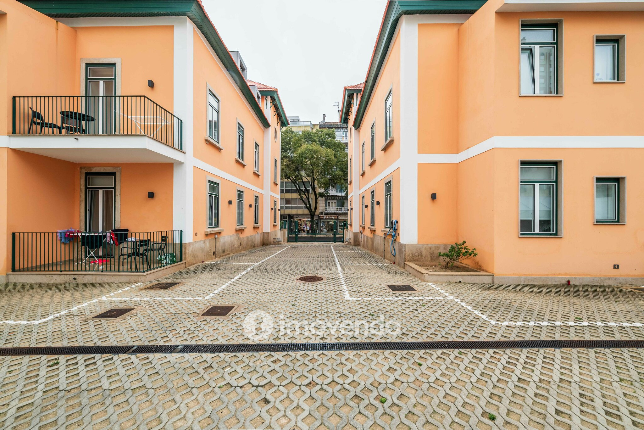 Apartamento T1 novo, com estacionamento, no Condomínio Bouga Nville