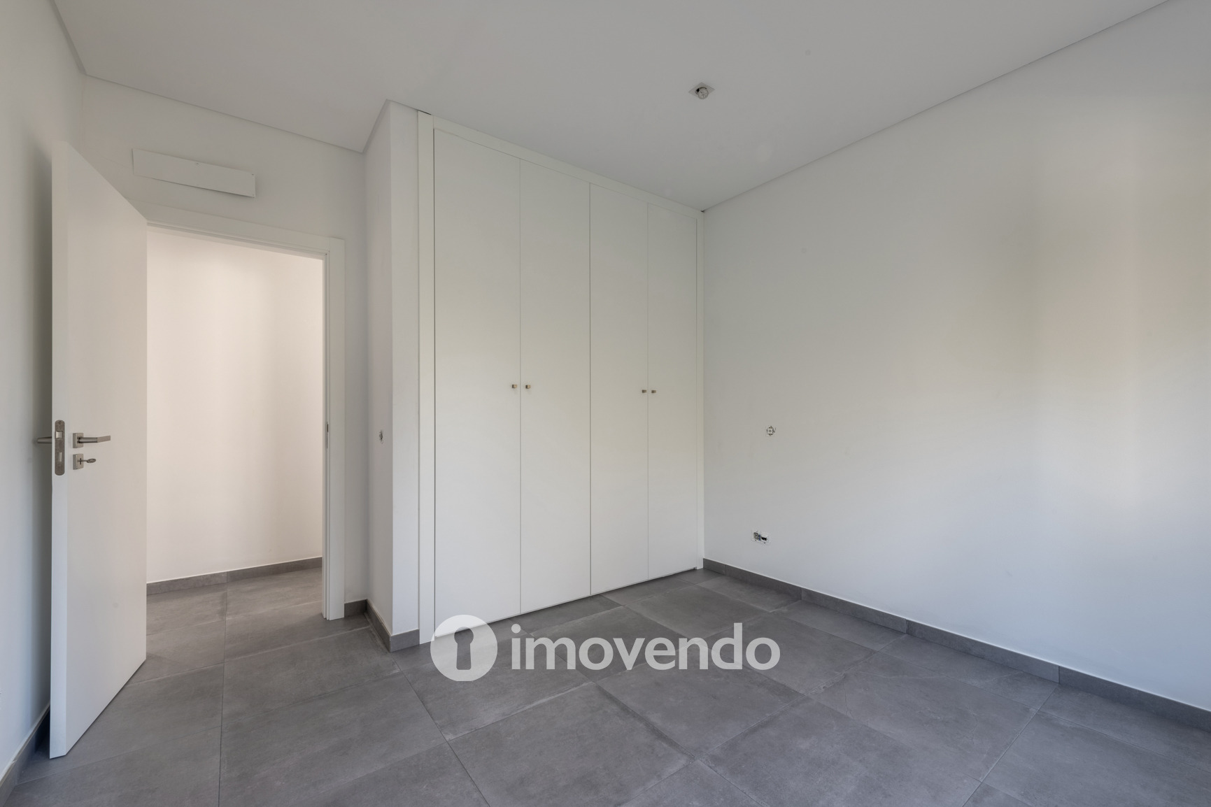 Moradia T3 moderna, com cozinha equipada e piscina, em Benafim