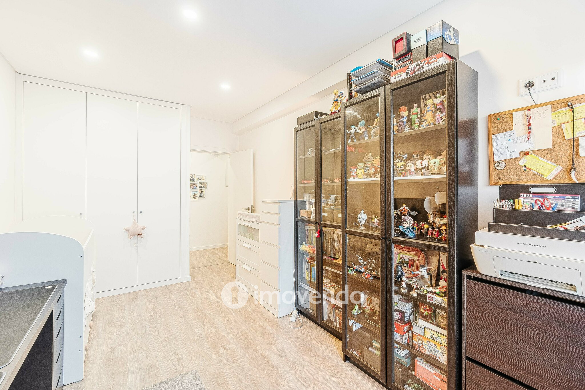 Apartamento T2, com áreas amplas e varanda, na Póvoa de Santa Iria