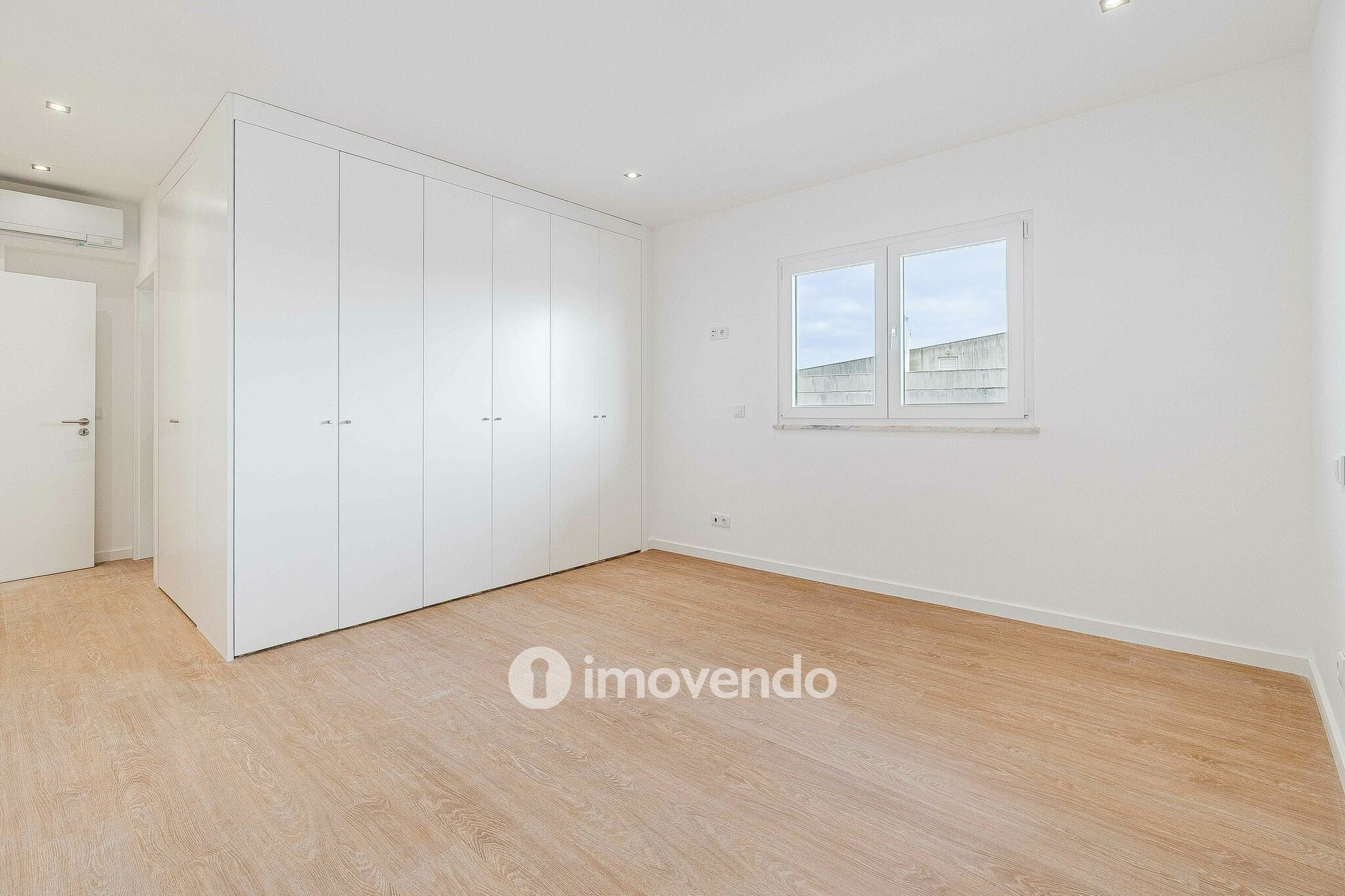 Apartamento T3 Duplex novo, com terraço e garagem, em Loures