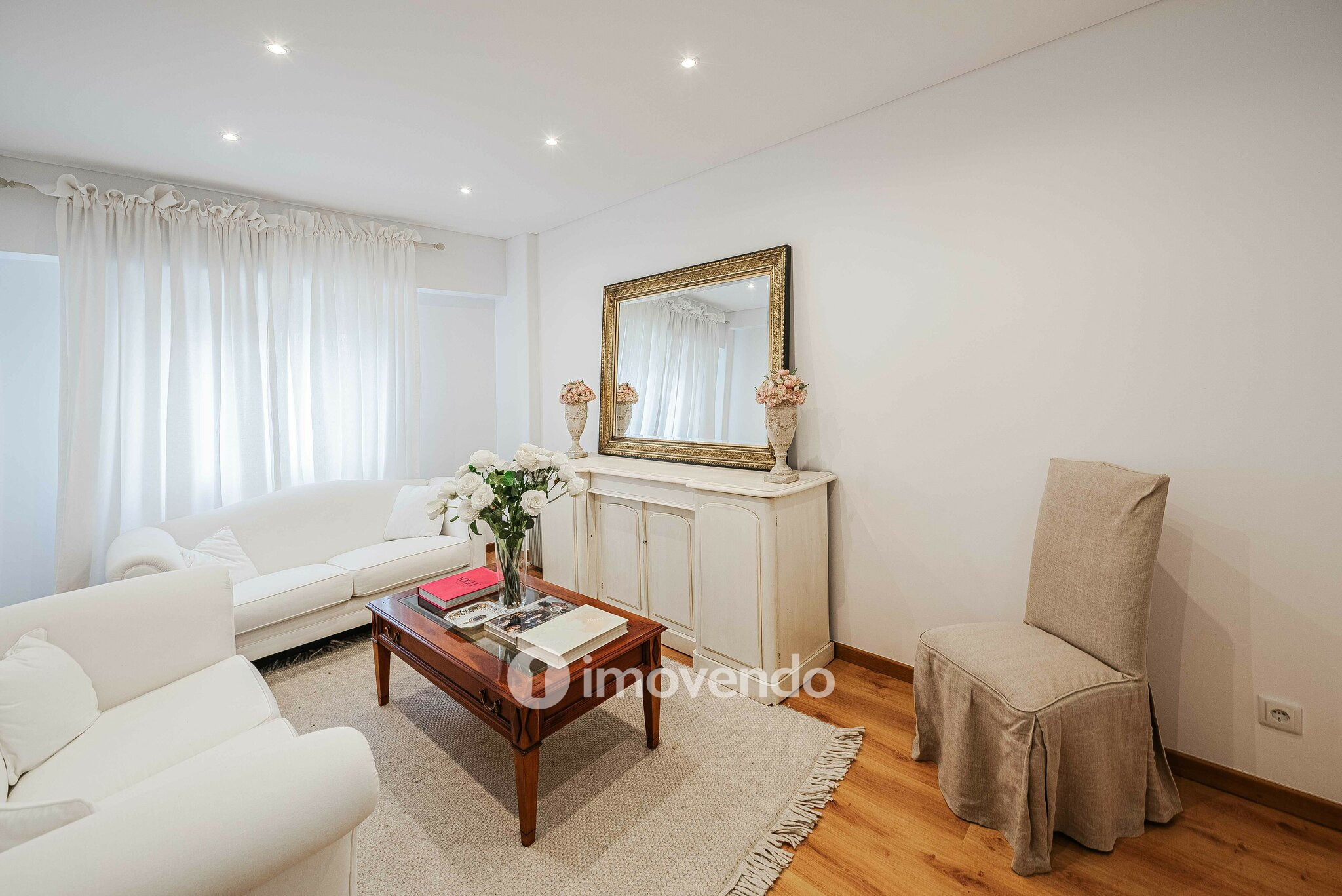 Apartamento T2 remodelado, com cozinha equipada, em Benfica