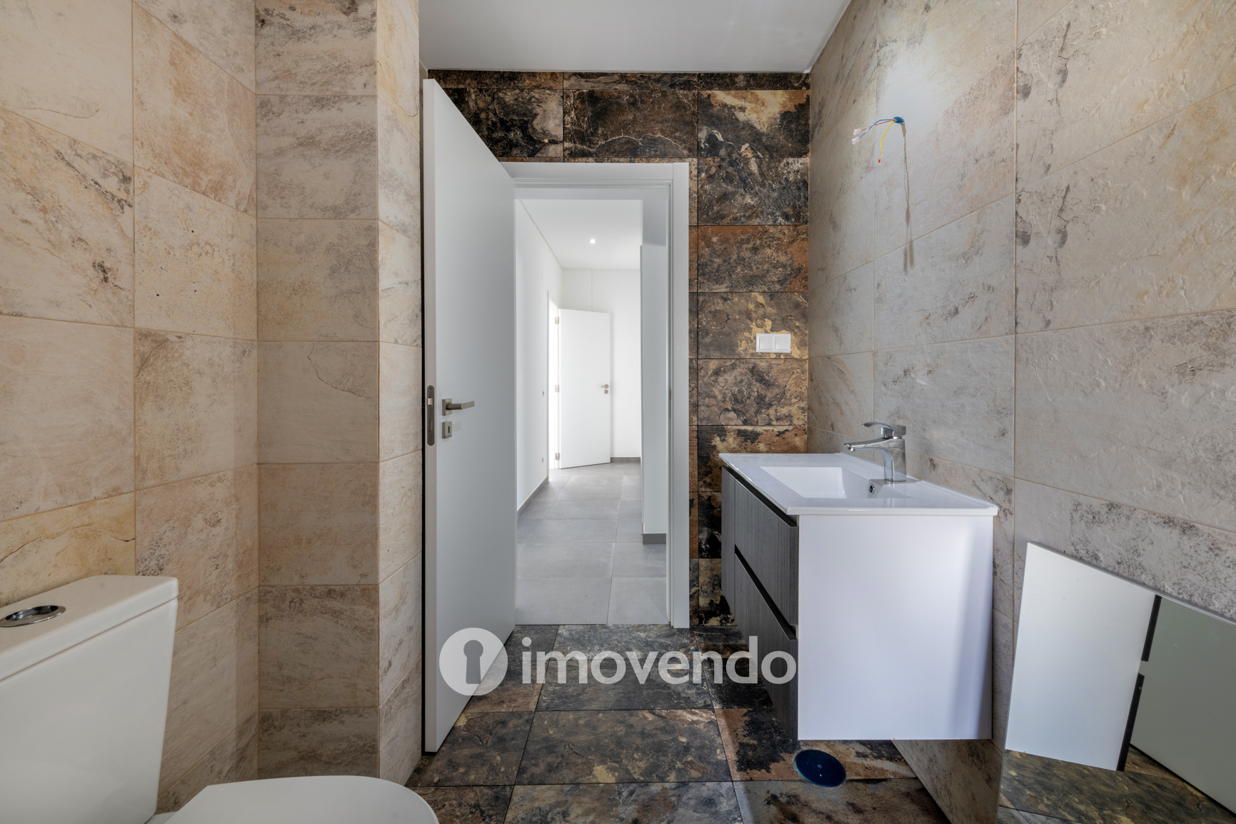 Moradia T3 moderna, com cozinha equipada e piscina, em Benafim