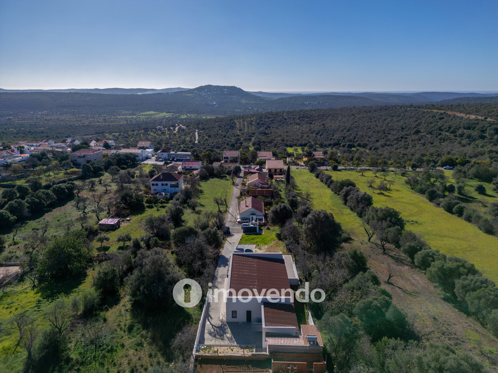 Moradia T3 moderna, com cozinha equipada e piscina, em Benafim