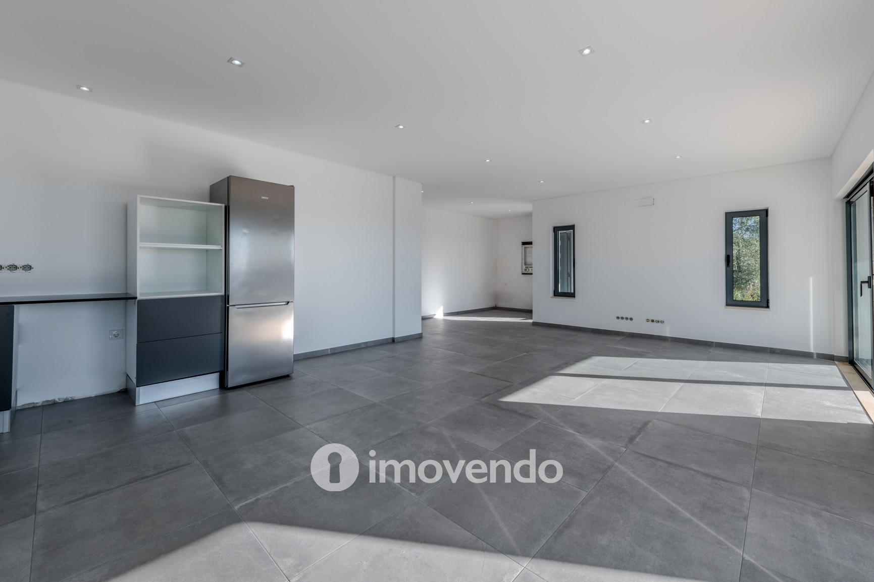 Moradia T3 moderna, com cozinha equipada e piscina, em Benafim